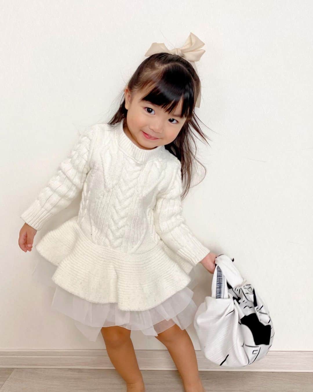 河内麻沙美さんのインスタグラム写真 - (河内麻沙美Instagram)「#ふろしき 🎁 ． ． 風呂敷をバッグにしてお菓子を入れたらLILIが喜んでた🤗💓 これは「ふろしき百花店」の風呂敷だよ✨ モノトーンでおしゃれ❤️ 風呂敷って色んな使い方があって、便利なアイテムだよね👍 ． 毎年リクルートが日本のものづくりとデザインの価値や魅力を子供たちに伝えるチャリティイベントを開催していて、購入するとチャリティに繋がるみたい🙌 ． 12/27まで「ふろしき診断」キャンペーンやってるよ🤗 5名様にCreation Projectオリジナル風呂敷が当たるんだって😍‼️ 応募方法はこちら⬇️ ①リクルート公式アカウントのフォロー ②診断結果をスクショして、「#ふろしき百花店」と「 @recruit___official 」をつけて投稿 ． 応募してみてね❤️ ． @guardian_garden @g8_gallery  #風呂敷#ふろしき#PR#ふろしきアレンジ#ふろしきバッグ#チャリティ#チャリティイベント#イベント#2歳#キッズコーデ#キッズファッション」12月26日 18時33分 - masamikouchi