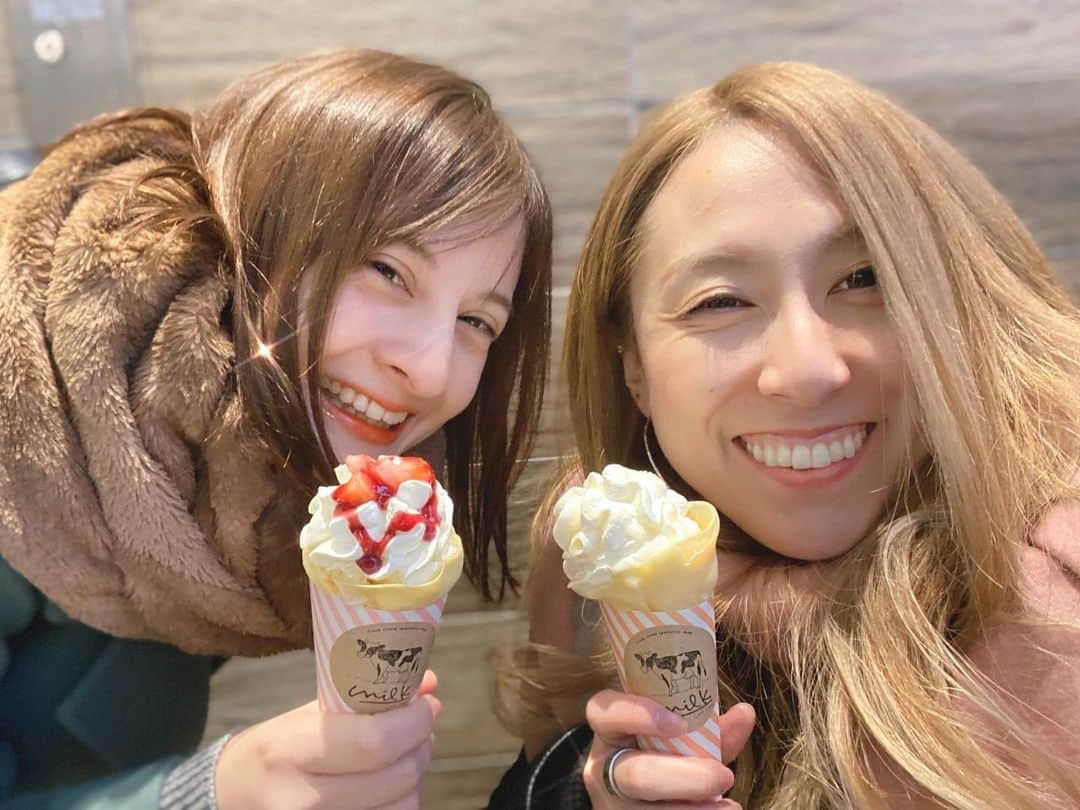 藤崎ミシェルさんのインスタグラム写真 - (藤崎ミシェルInstagram)「毎年 XmasはイベントのMCとかいつもお仕事やったけど今年は涼子と Xmas過ごすことが出来てばり楽しかったあ。 一緒に映画🎞🎦みにいったとよ〜 最強の2人のリメイク版、完全に涼子がパラグライダー飛んでる映像にしか見えなかったあ！笑えるし感動🥺 車椅子で移動には沢山の冒険が必要やけど 友達と一緒なら楽しく遠回りできる どんな道もアトラクションだあ〜いえーいって2人で声出しながら渡ってましたw これからも車椅子の人が1人でも移動できる所が１つでも増えますように。😊✨」12月26日 18時25分 - michelbai