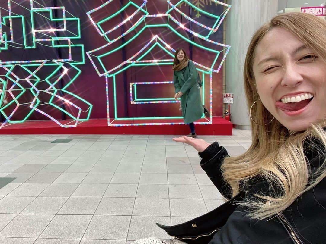 藤崎ミシェルさんのインスタグラム写真 - (藤崎ミシェルInstagram)「毎年 XmasはイベントのMCとかいつもお仕事やったけど今年は涼子と Xmas過ごすことが出来てばり楽しかったあ。 一緒に映画🎞🎦みにいったとよ〜 最強の2人のリメイク版、完全に涼子がパラグライダー飛んでる映像にしか見えなかったあ！笑えるし感動🥺 車椅子で移動には沢山の冒険が必要やけど 友達と一緒なら楽しく遠回りできる どんな道もアトラクションだあ〜いえーいって2人で声出しながら渡ってましたw これからも車椅子の人が1人でも移動できる所が１つでも増えますように。😊✨」12月26日 18時25分 - michelbai