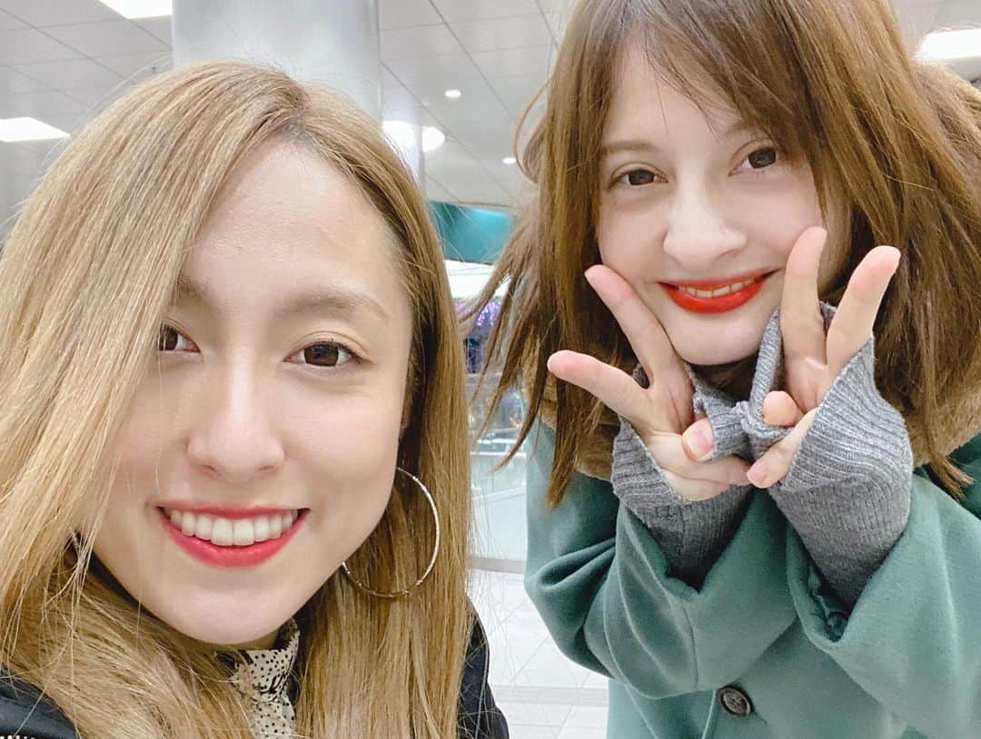 藤崎ミシェルさんのインスタグラム写真 - (藤崎ミシェルInstagram)「毎年 XmasはイベントのMCとかいつもお仕事やったけど今年は涼子と Xmas過ごすことが出来てばり楽しかったあ。 一緒に映画🎞🎦みにいったとよ〜 最強の2人のリメイク版、完全に涼子がパラグライダー飛んでる映像にしか見えなかったあ！笑えるし感動🥺 車椅子で移動には沢山の冒険が必要やけど 友達と一緒なら楽しく遠回りできる どんな道もアトラクションだあ〜いえーいって2人で声出しながら渡ってましたw これからも車椅子の人が1人でも移動できる所が１つでも増えますように。😊✨」12月26日 18時25分 - michelbai