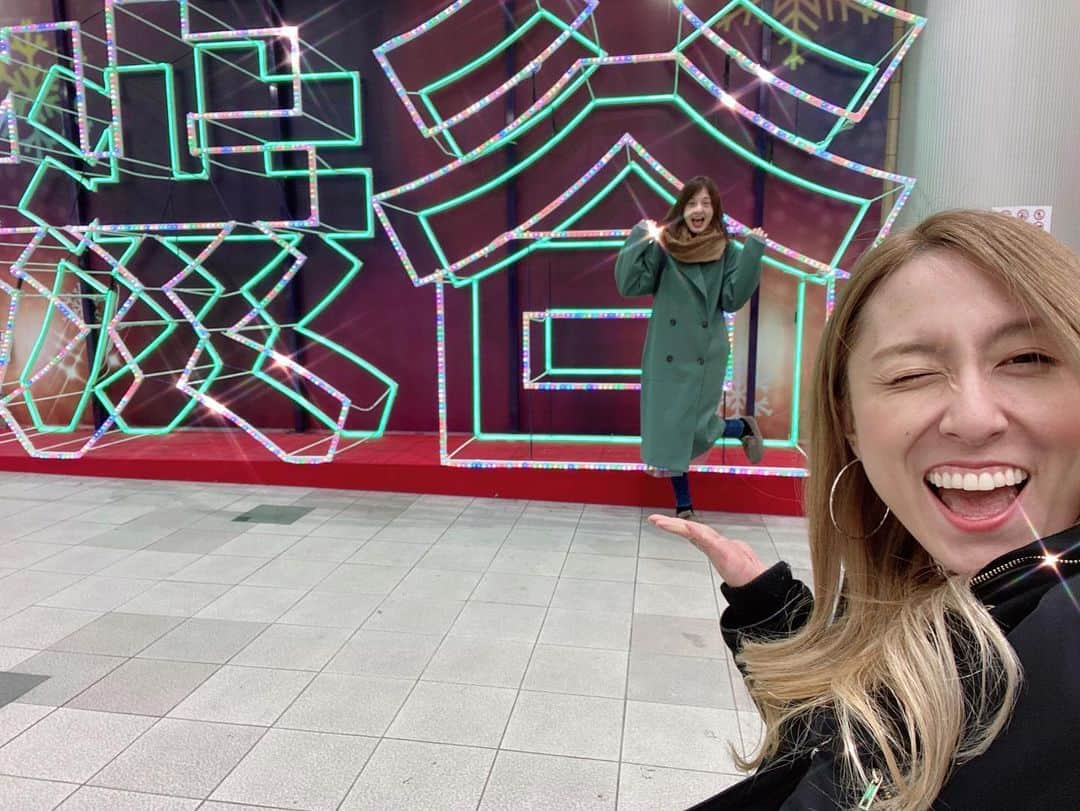藤崎ミシェルさんのインスタグラム写真 - (藤崎ミシェルInstagram)「毎年 XmasはイベントのMCとかいつもお仕事やったけど今年は涼子と Xmas過ごすことが出来てばり楽しかったあ。 一緒に映画🎞🎦みにいったとよ〜 最強の2人のリメイク版、完全に涼子がパラグライダー飛んでる映像にしか見えなかったあ！笑えるし感動🥺 車椅子で移動には沢山の冒険が必要やけど 友達と一緒なら楽しく遠回りできる どんな道もアトラクションだあ〜いえーいって2人で声出しながら渡ってましたw これからも車椅子の人が1人でも移動できる所が１つでも増えますように。😊✨」12月26日 18時25分 - michelbai