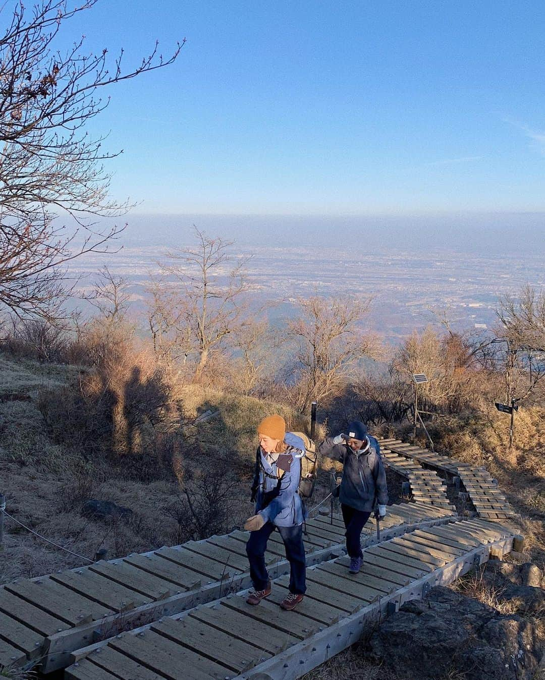 Y U R I Eさんのインスタグラム写真 - (Y U R I EInstagram)「丹沢大山へ！ちーちゃんと一緒に日帰り登山🏔標高1252mの山🥾 この日はお天気が最高に良かったから阿夫利神社から江ノ島までみえたよ😳🚃💙 あのラーメン"AFURI"も大山（通称/阿夫利山）に由来しているんだって🍜🍊 スゥ〜ハァ〜歩くたびに元気になっちゃうくらい美味しい空気と景色😌✨。山頂からは富士山も🗻‼️ パワースポットあり、絶景ありで癒された1日🤤💕 #ルーメソ食べたかった #sponsored @yamap55 #阿夫利山 #大山#丹沢#大山詣り#神奈川#日帰り登山#tanzawa#oyama#yamap#hiking#dayhike」12月26日 18時26分 - yuriexx67