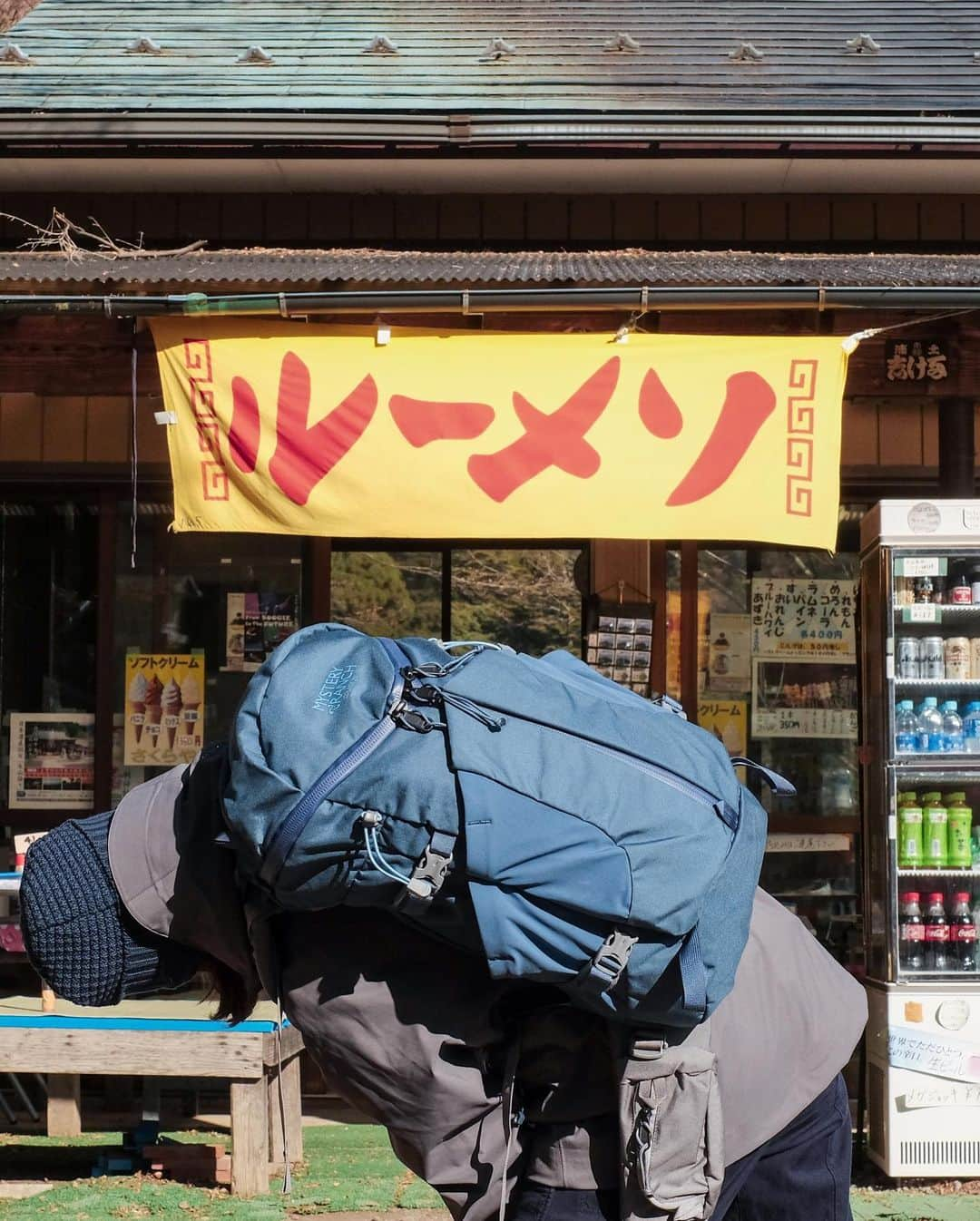 Y U R I Eさんのインスタグラム写真 - (Y U R I EInstagram)「丹沢大山へ！ちーちゃんと一緒に日帰り登山🏔標高1252mの山🥾 この日はお天気が最高に良かったから阿夫利神社から江ノ島までみえたよ😳🚃💙 あのラーメン"AFURI"も大山（通称/阿夫利山）に由来しているんだって🍜🍊 スゥ〜ハァ〜歩くたびに元気になっちゃうくらい美味しい空気と景色😌✨。山頂からは富士山も🗻‼️ パワースポットあり、絶景ありで癒された1日🤤💕 #ルーメソ食べたかった #sponsored @yamap55 #阿夫利山 #大山#丹沢#大山詣り#神奈川#日帰り登山#tanzawa#oyama#yamap#hiking#dayhike」12月26日 18時26分 - yuriexx67