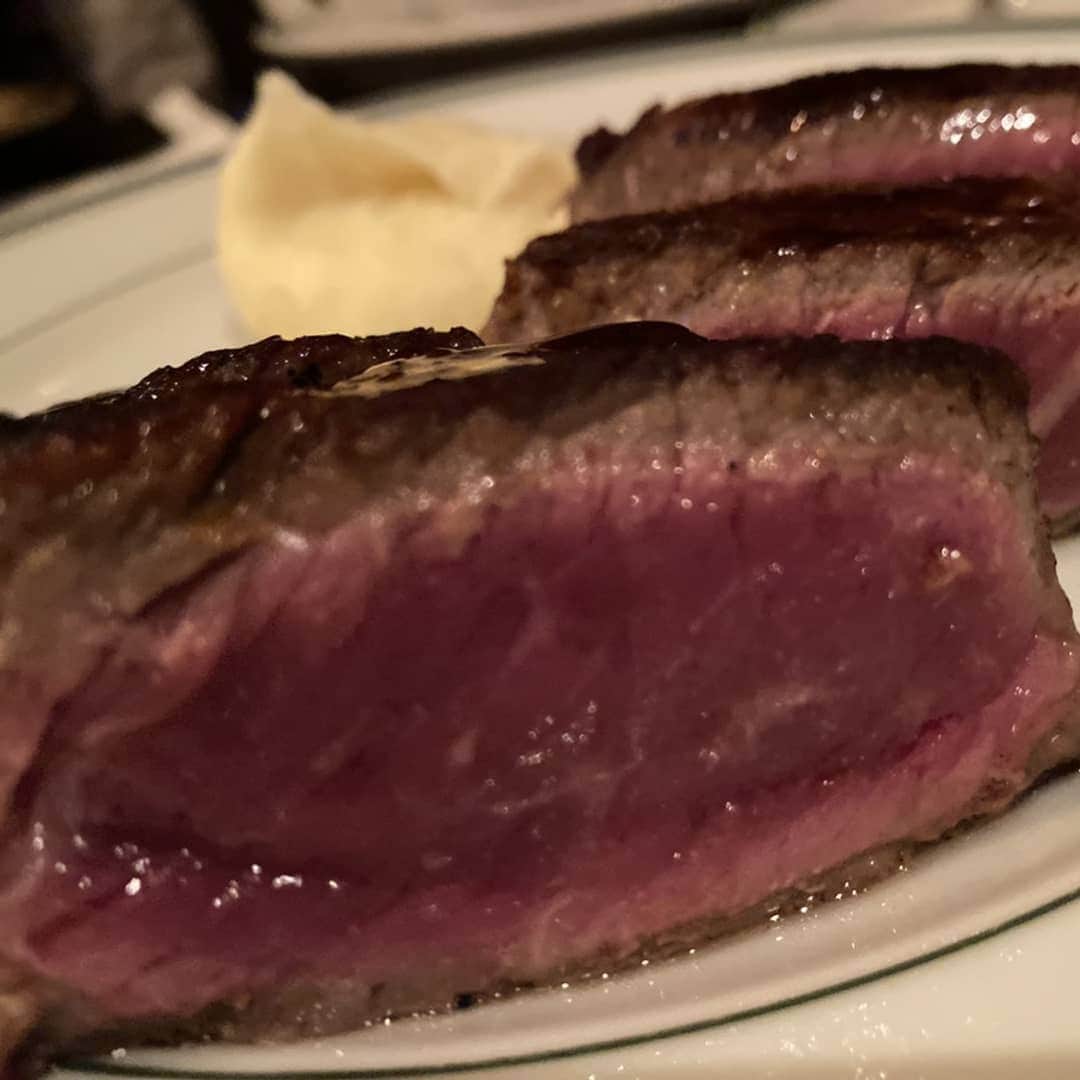 藤木そらさんのインスタグラム写真 - (藤木そらInstagram)「. .大好きなお肉さま～♥‼ .1kgの肉塊は重い😂😂熟成肉美味しいなぁ(•ө•)♡ . .ステーキがメインのお店だけど、ウルフシーフードサラダ2枚目のがまじで海の宝箱でした😳😳💕大好き尽くしで極上♡♪ . .牡蠣とロブスター、カニ様盛り合わせはやばいですね\( ¨̮ )/食べすぎておなかいっぱいやぁ😁🙌💕 . . . . . . . . .#ウルフギャング  #hawaiifood  #肉テロ #海の宝箱 #熟成肉 #クリスマスディナー #ステーキ #ハワイグルメ」12月26日 18時29分 - sorafujiki