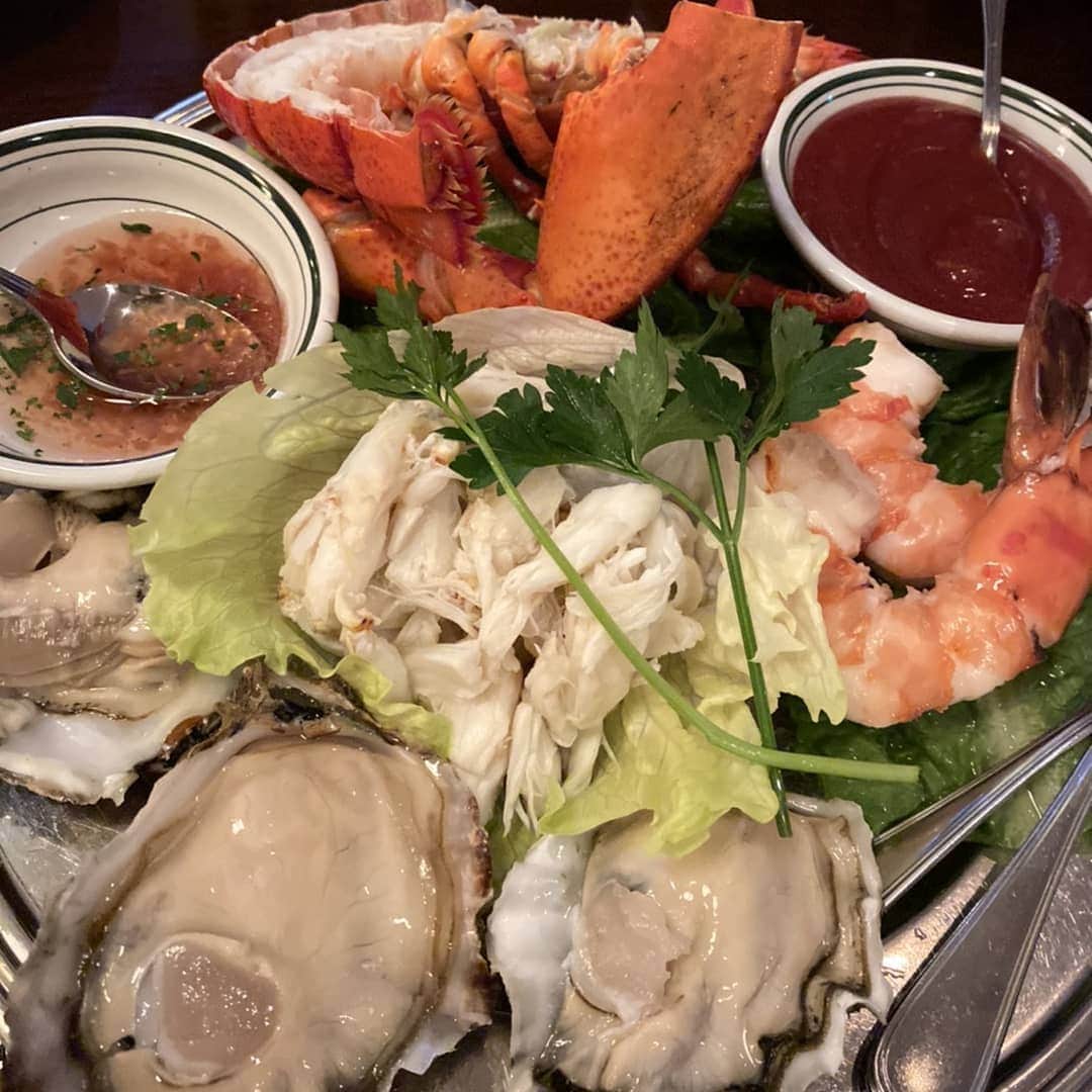 藤木そらさんのインスタグラム写真 - (藤木そらInstagram)「. .大好きなお肉さま～♥‼ .1kgの肉塊は重い😂😂熟成肉美味しいなぁ(•ө•)♡ . .ステーキがメインのお店だけど、ウルフシーフードサラダ2枚目のがまじで海の宝箱でした😳😳💕大好き尽くしで極上♡♪ . .牡蠣とロブスター、カニ様盛り合わせはやばいですね\( ¨̮ )/食べすぎておなかいっぱいやぁ😁🙌💕 . . . . . . . . .#ウルフギャング  #hawaiifood  #肉テロ #海の宝箱 #熟成肉 #クリスマスディナー #ステーキ #ハワイグルメ」12月26日 18時29分 - sorafujiki
