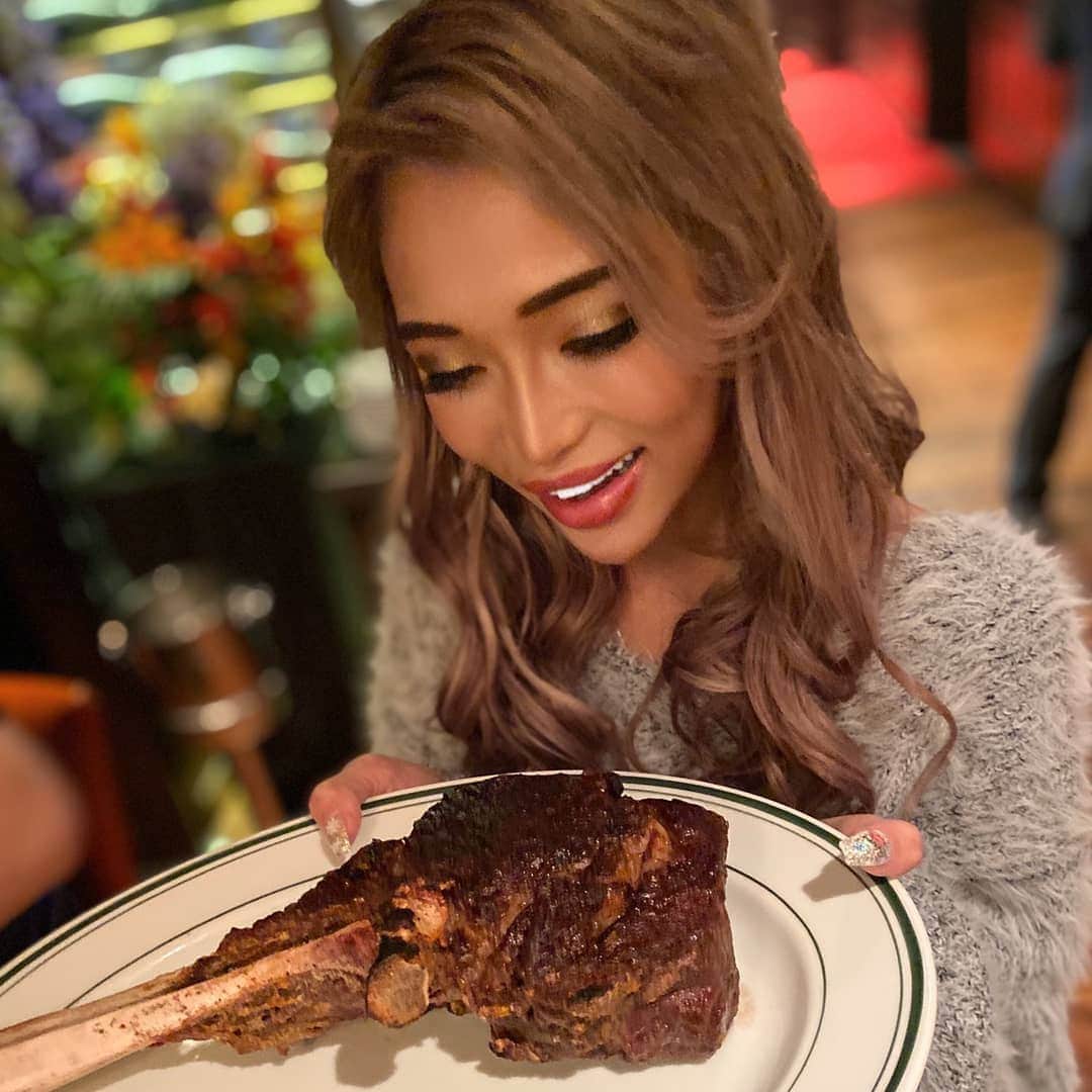 藤木そらさんのインスタグラム写真 - (藤木そらInstagram)「. .大好きなお肉さま～♥‼ .1kgの肉塊は重い😂😂熟成肉美味しいなぁ(•ө•)♡ . .ステーキがメインのお店だけど、ウルフシーフードサラダ2枚目のがまじで海の宝箱でした😳😳💕大好き尽くしで極上♡♪ . .牡蠣とロブスター、カニ様盛り合わせはやばいですね\( ¨̮ )/食べすぎておなかいっぱいやぁ😁🙌💕 . . . . . . . . .#ウルフギャング  #hawaiifood  #肉テロ #海の宝箱 #熟成肉 #クリスマスディナー #ステーキ #ハワイグルメ」12月26日 18時29分 - sorafujiki