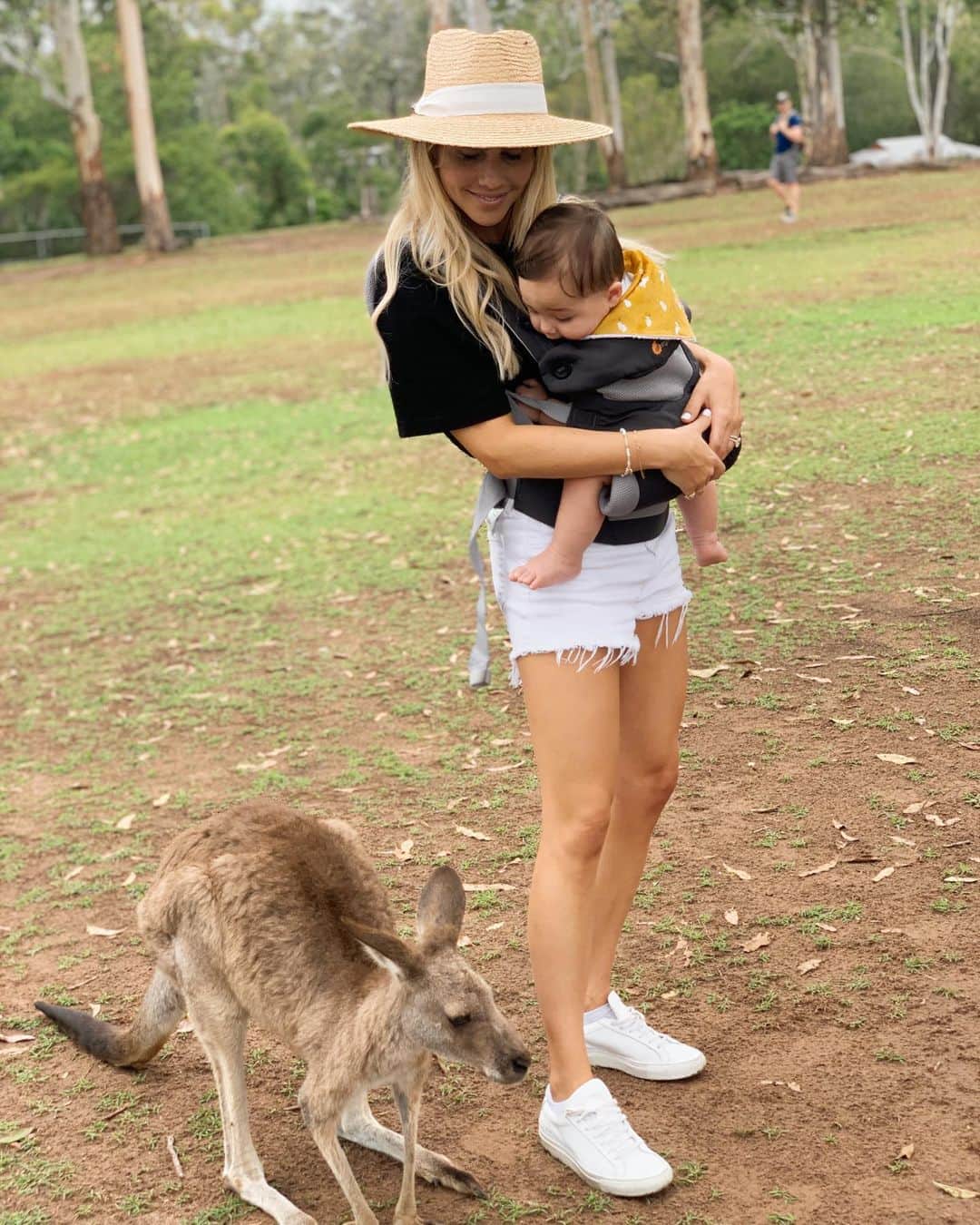 クレア・ホルトのインスタグラム：「My koala met a roo」