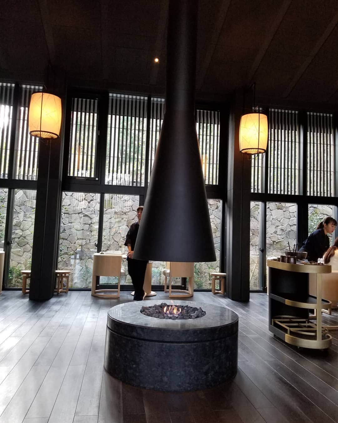 今堀恵理さんのインスタグラム写真 - (今堀恵理Instagram)「今年のクリスマスはアマン京都に行って来ました❤😊 非日常とはこの事だと思った  お部屋のお風呂も良かったし、アマン京都全体の雰囲気も空気間も素晴らしい アマン京都は自然の中の贅沢な空間です すごく幸せな時間でした こちらは作ると決まってオープンまで20年かかったらしいです。価値あるホテルです  #2019年クリスマス #アマン京都 #amanjunkies　#amankyoto #軽井沢　っぽい #非日常 　#japan #aman  #和の心  #lovekyoto  #ありがとう　#happyday  #christmas」12月26日 9時40分 - eriimahori