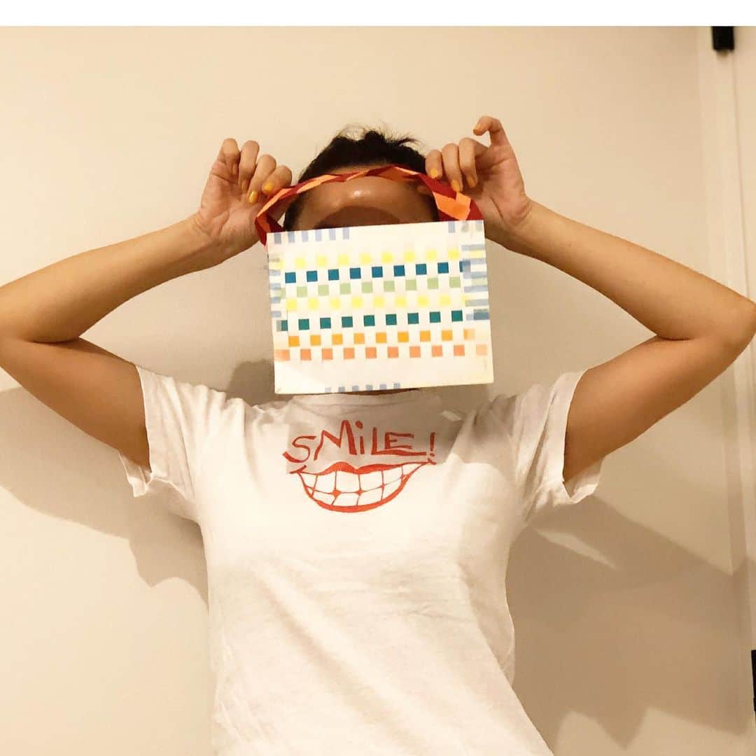 神崎恵さんのインスタグラム写真 - (神崎恵Instagram)「おちびサンタさんからのプレゼント🎁 「まま　おとなにはさんたさんこないの？」ときかれたから 「おとなは一生懸命頑張って自分にプレゼントするのよ😌」と話していたのを覚えてくれていたようで、 「ままはいつもがんばってるからぷれぜんとだよ」と、かわいいかわいい手作りバッグの贈り物🥺😂😍✨ 色たっぷりのケーキ🎂も！！ あーーー嬉しい😭✨ 「しゃしんもとるからね」 そんな嬉しい日の記念写真。 ありがとう♡ 今日もがんばるよー！ いってらっしゃい✨ いってきます！」12月26日 9時38分 - megumi_kanzaki