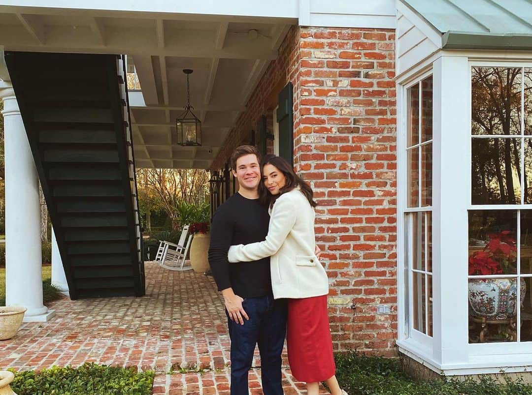 クロエ・ブリッジスのインスタグラム：「Merry Christmas from us 🎄」