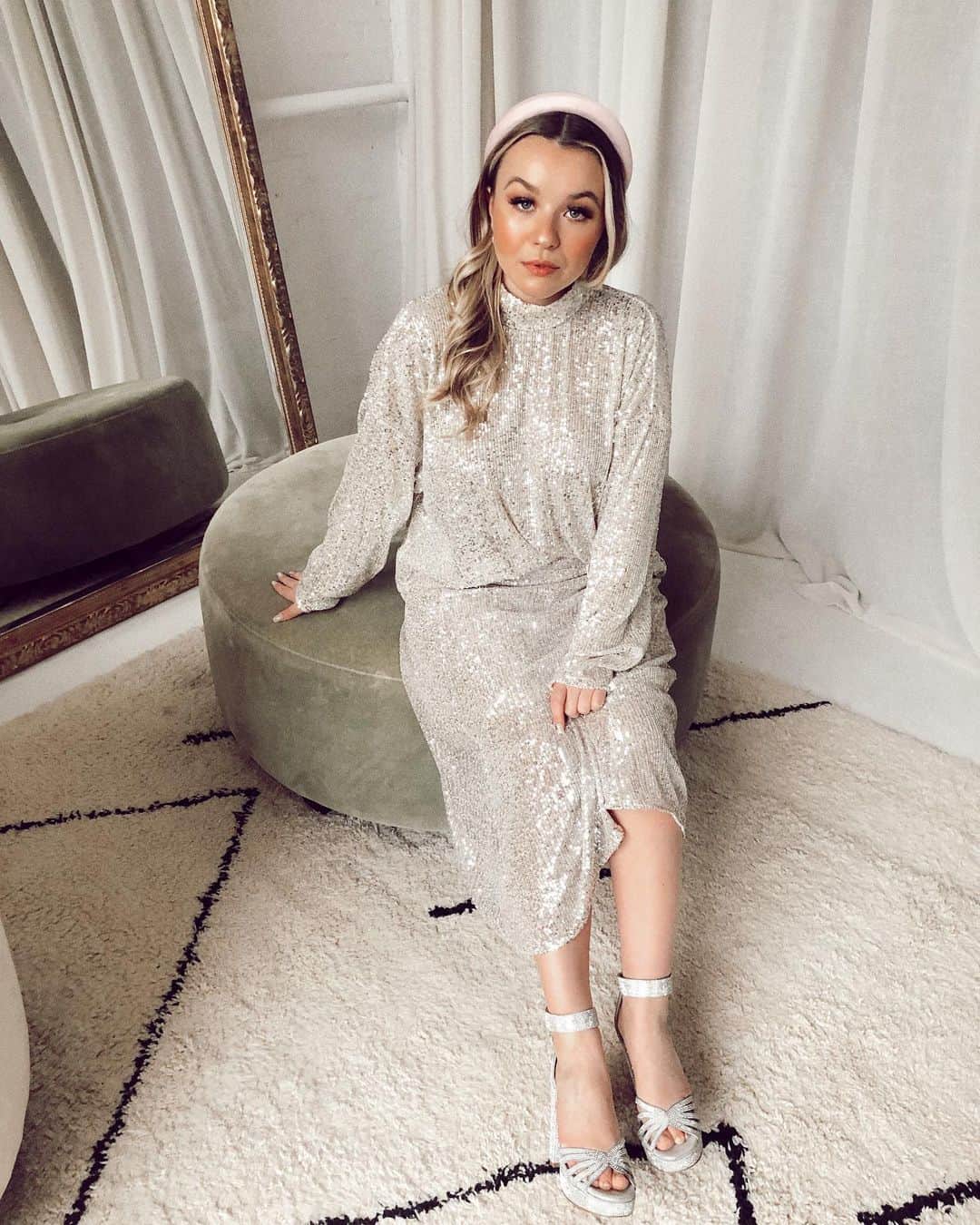 トーリ・ウェブスターのインスタグラム：「#merrychristmas 🕊 hope you’re all dressed up in sparkles 💎 spending time with loved ones ♥️」