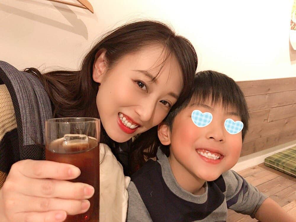 中西麻里衣さんのインスタグラム写真 - (中西麻里衣Instagram)「クリスマスディナーは家族で外食へ🎄🥂久しぶりに夜ご飯をお腹いっぱい食べました🍗 やっと長男も今日から冬休み👏 適度に宿題をやりつつ、楽しく過ごせればと思います😊 #クリスマス#クリスマスディナー#家族ご飯#お出かけ#お腹いっぱい#幸せ#永遠のダイエッター#たまにはね#乾杯#アラフォーママ#三兄弟ママ#冬休み#目覚ましなし#最高#誰にも起こされたくない」12月26日 10時03分 - 87marii