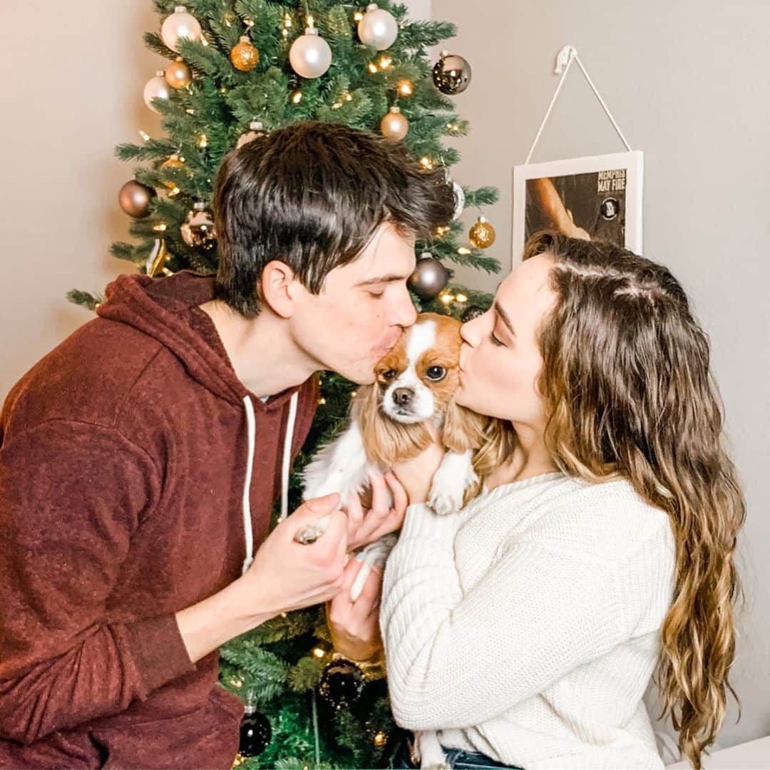 メアリー・モーサのインスタグラム：「merry christmas from our little family to yours 🖤 🐾  ps. pls ignore lady’s grumpy expression - it’s how she shows affection, really.」