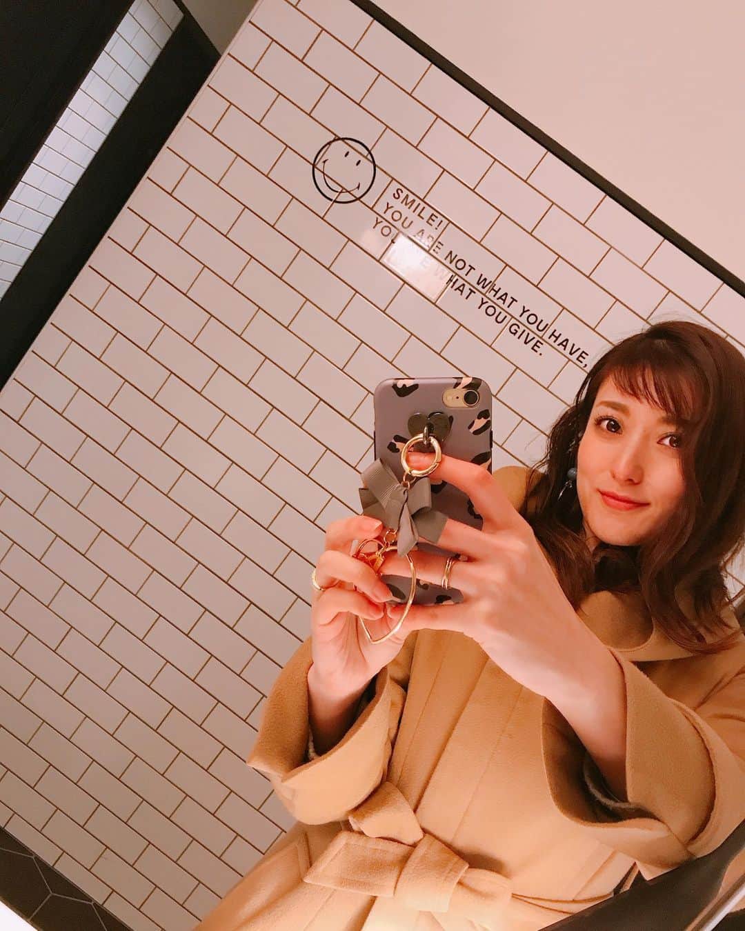 高橋麻美さんのインスタグラム写真 - (高橋麻美Instagram)「鏡越しに文字が読めるようになってる素敵な演出があったよ♡  #トイレ#手洗い場#鏡#mirror#toilet#smiley #trunkhotel#トランクホテル」12月26日 10時08分 - charmy421
