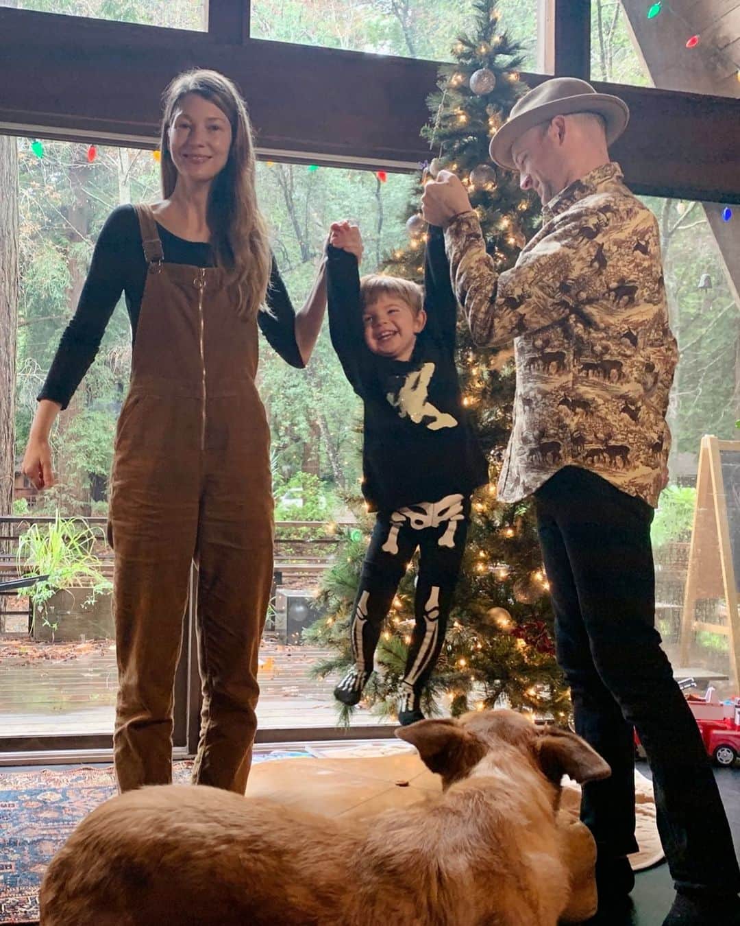 マンディクーンのインスタグラム：「Merry Christmas from all of us (including Frankie in the foreground). Hope yours was filled with joy. ❤️」