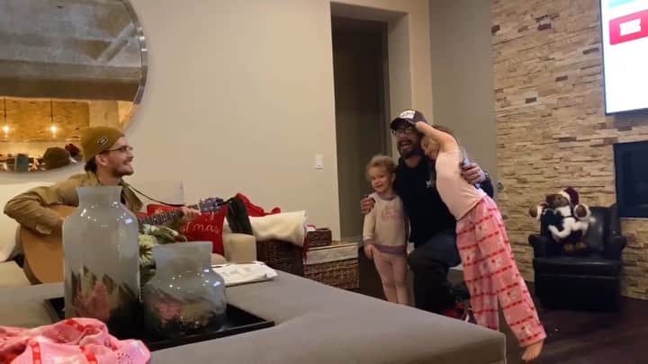 A.J.のインスタグラム：「Nothing more special than spending the holidays with the fam. Merry Christmas everybody!!」