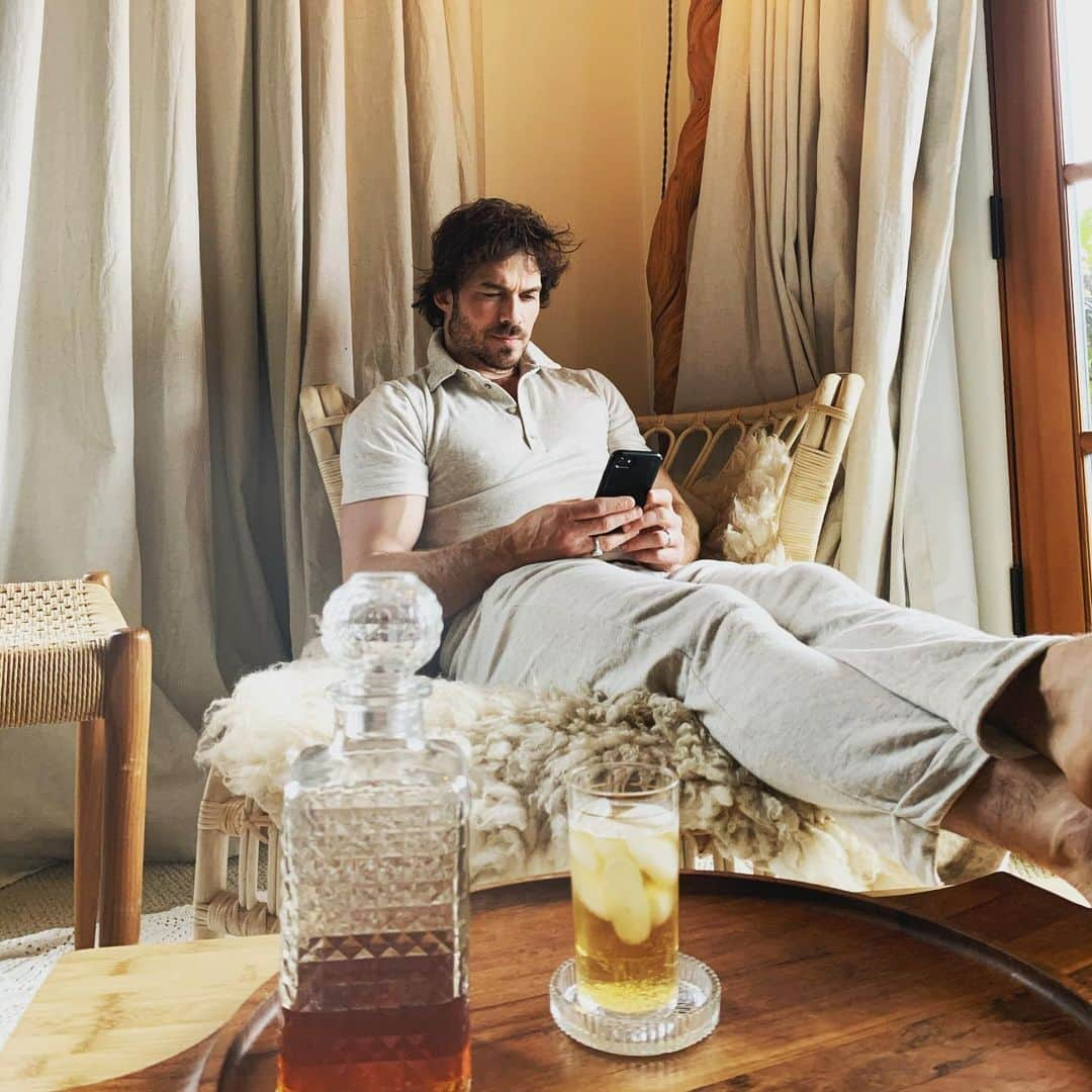 イアン・サマーホルダーさんのインスタグラム写真 - (イアン・サマーホルダーInstagram)「Text me 310 953 3314 ! This is me texting you back on Christmas while sipping our very own Bourbon. To all of my Community friends thanks for the LOVE! Unfortunately the US and Canada can text me as of now- that will change!  Merry Christmas! 🥃」12月26日 10時17分 - iansomerhalder