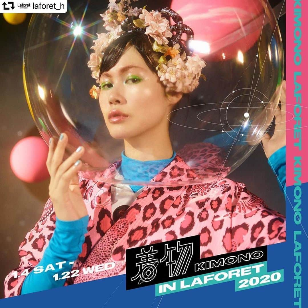 田中シェンさんのインスタグラム写真 - (田中シェンInstagram)「ラフォーレさんの新年一発目の 「着物IN LAFOTET 2020」の撮影を 素敵クルーと撮影しました🥰💫 宇宙人なったつもりで楽しかった🙆‍♀️🌈 チェックしてみてね🙏🍚㊗️🌼 #repost @laforet_h ・・・ 2020.1.4-1.22﻿ 【着物 IN LAFORET 2020】﻿ @ 1F entrance space / 2F CONTAINER﻿ ﻿ ラフォーレ原宿がオススメする！﻿ 個性豊かな着物ブランドが大集結！﻿ 着物や振袖、アクセサリーなどさまざまなアイテムを展開する全8ブランドが、新作はもちろん、成人式にもおすすめの振袖、一点物のアイテムとともに、期間限定で勢揃いしますよ👘✨﻿ ﻿ メインビジュアルで、女優・モデルの田中シェンさん @shen_tanaka が着用しているアイテムはこちらをチェック👇👇👇﻿ ﻿ -着用アイテム-﻿ 着物・帯・帯揚げ・三分紐："heterophony"Ⅳ iroca・HIGHCALORYOTOME @iroca.jp (2F 1/4-1/22)﻿ ヘッドドレス：アトリエ染花 @atelier_senka (2F 1/9-1/12)﻿ タートルネック・フーディ: Never Mind the XU @xu_tokyo (4F)﻿ ﻿ -pop up shop information-﻿ [1F ENTRANCE SPACE]﻿ モダンアンテナ @modern_antenna (1/4-1/12)﻿ MIKI SAKURA @mikisakura11 (1/13-1/22)﻿ ﻿ [2F CONTAINER]﻿ "heterophony"Ⅳ iroca・HIGHCALORYOTOME @iroca.jp (1/4-1/22)﻿ yuminique @yuminique (1/4-1/8)﻿ 雅星本店 @masaboshi1 (1/4-1/12)﻿ アトリエ染花 @atelier_senka (1/9-1/12)﻿ 重宗玉緒 @tamamshi (1/13-1/22)﻿ 大塚呉服店 @otsuka_gofukuten.popup (1/13-1/22)﻿ ﻿ @laforet_h ﻿ ﻿ #kimonolaforet2020 ﻿ #kimonolaforet﻿  starring_Shen Tanaka(TRY-ANGLE) @shen_tanaka ﻿ photo_ISAC(SIGNO) @cistori﻿ styling_Marie Higuchi(Tron) @mariehiguchi kimono dresser_Ayako Minematsu﻿ Hair&Makeup_Hitomi Matsuno @matsuno71 ﻿ set design_Akihiro Yamaya @akihiroyamaya ﻿ design_Hitoki Naruo @naruochan @naruochanworks ﻿ art direction_Taro Kondo(TAROL!NGAL) @tarolingal ﻿ Special Thanks to Team Laforet/Sho-chan/Nozaki-chan/Mi-chan @_millai__072 ﻿」12月26日 10時22分 - shen_tanaka