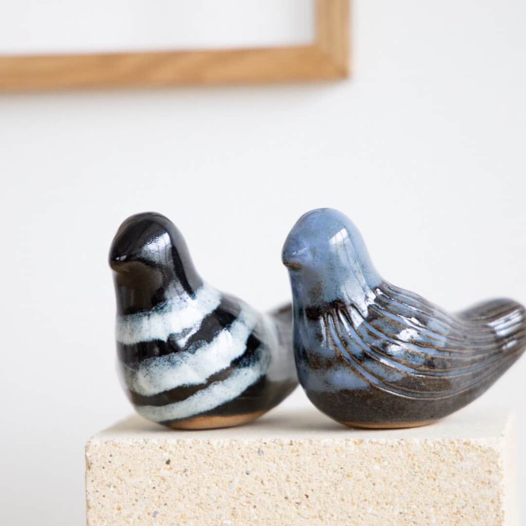 オルネ ド フォイユさんのインスタグラム写真 - (オルネ ド フォイユInstagram)「【青森から飛んできた青い鳥】﻿ ﻿ 青森県弘前市に古くからある鳩笛と、津軽焼の技術が融合して生まれた、可愛らしい鳩笛。﻿ グラデーションの美しい模様は津軽焼の代表的なナマコ柄で表現しています。﻿ ﻿ 日本の伝統工芸品が現代に蘇り、オブジェとして飾るとほっこり和みます。﻿ ボックス入りなので、ギフトにもおすすめです。﻿ ﻿ ﻿ 「Shizuka Tatsuno Studio」﻿ デザイン事務所を経て、2011年に独立。2017年より株式会社 Shizuka Tatsuno Studioを設立。家具、生活用品、ファッション小物のプロダクトデザインを中心に、企画からディレクション、付随するグラフィックデザインなど様々な業務を手掛ける。良いモノづくりがもっと認知され、続いてほしい。という想いから、現在は地場産業の仕事に力を入れ「長所を生かしていく、伝えていく、つなげていく」をテーマに製作している。﻿ ﻿ ﻿ ●こちらの商品はWEBショップ、不動前店にて販売しております。﻿ ﻿ ———————————————﻿ WEBショップは 12/28(土)〜1/5(日)の期間中、お休みとなります。（ご注文は、毎日24時間受付けております）12月26日(木)までにご注文いただきました場合、最短で12月27日(金)の発送が可能です。（クレジットカード、アマゾンペイ、代金引換決済のみ）※発送地域や、その他ご注文内容によりましては発送やお届けまでにお日にちをいただく場合がございます。ご不明な点がございましたらお問い合わせくださいませ。﻿ ﻿ ※詳しくはWEBショップのトップページより下記URLの【年末年始の営業・休業のおしらせ】をご確認ください。﻿ https://www.ornedefeuilles.com/notice_1912.html﻿ ﻿ ﻿ ———————————————﻿ ◯WEBショップに関するお問い合わせ◯﻿ オルネ ド フォイユWEBショップ﻿ TEL：03-6876-7832﻿ （午前10時～午後6時／土日祝定休）﻿ e-mail：order@orne.co.jp﻿ ﻿ ﻿ #shizukatatsuno #鳩笛 #鳥笛 #津軽焼 #鳥雑貨 #オブジェ #陶器 #陶器オブジェ #置物 #動物オブジェ #鳥オブジェ #鳥グッズ #工芸品 #民芸品 #陶器 #handmade #ハンドメイド #住まい #暮らし #暮らしを楽しむ #丁寧な暮らし #ていねいな暮らし #インテリア雑貨 #雑貨 #インテリアショップ #心地よい暮らし #インテリア #livstagrammer #ornedefeuilles #オルネドフォイユ」12月26日 10時32分 - ornedefeuilles