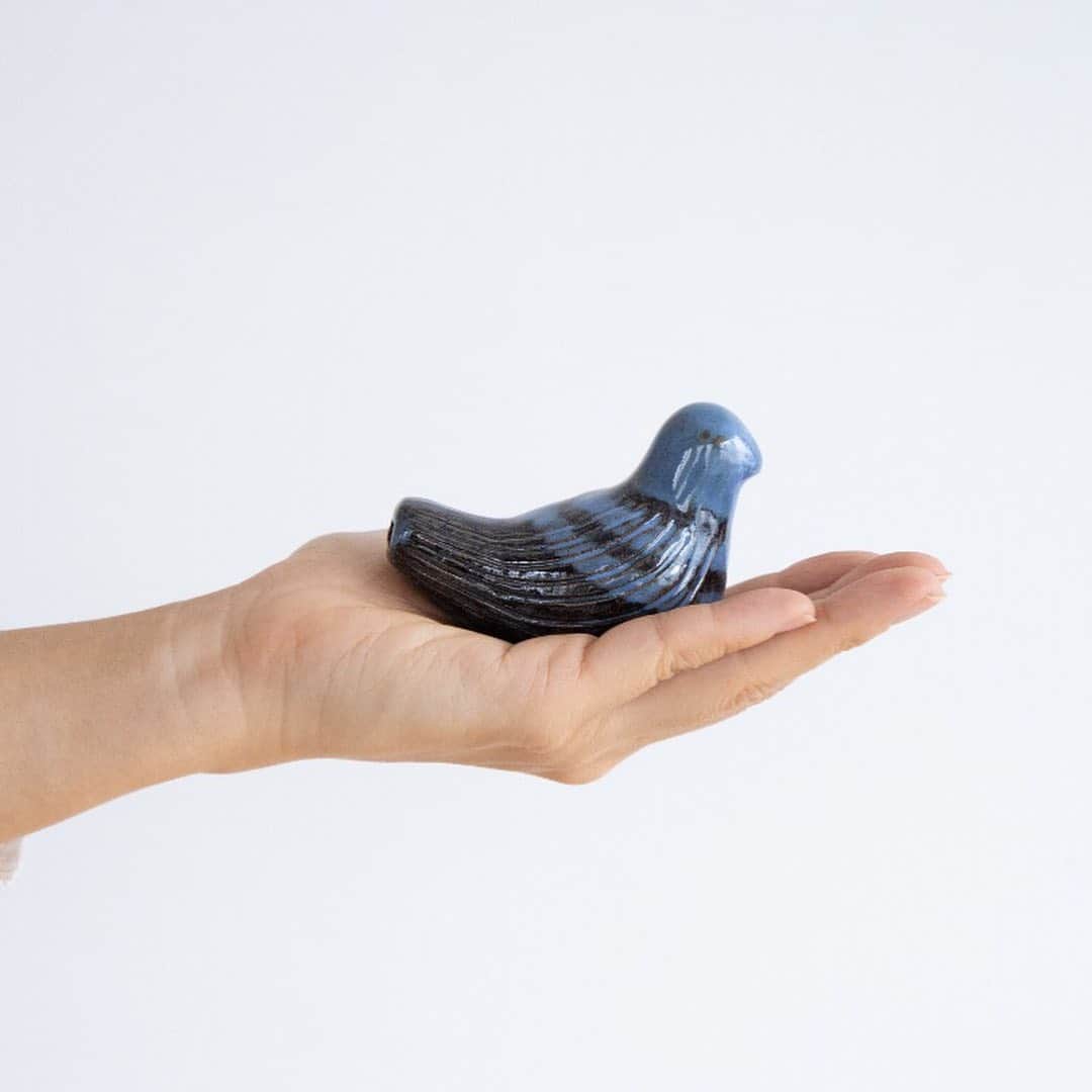 オルネ ド フォイユさんのインスタグラム写真 - (オルネ ド フォイユInstagram)「【青森から飛んできた青い鳥】﻿ ﻿ 青森県弘前市に古くからある鳩笛と、津軽焼の技術が融合して生まれた、可愛らしい鳩笛。﻿ グラデーションの美しい模様は津軽焼の代表的なナマコ柄で表現しています。﻿ ﻿ 日本の伝統工芸品が現代に蘇り、オブジェとして飾るとほっこり和みます。﻿ ボックス入りなので、ギフトにもおすすめです。﻿ ﻿ ﻿ 「Shizuka Tatsuno Studio」﻿ デザイン事務所を経て、2011年に独立。2017年より株式会社 Shizuka Tatsuno Studioを設立。家具、生活用品、ファッション小物のプロダクトデザインを中心に、企画からディレクション、付随するグラフィックデザインなど様々な業務を手掛ける。良いモノづくりがもっと認知され、続いてほしい。という想いから、現在は地場産業の仕事に力を入れ「長所を生かしていく、伝えていく、つなげていく」をテーマに製作している。﻿ ﻿ ﻿ ●こちらの商品はWEBショップ、不動前店にて販売しております。﻿ ﻿ ———————————————﻿ WEBショップは 12/28(土)〜1/5(日)の期間中、お休みとなります。（ご注文は、毎日24時間受付けております）12月26日(木)までにご注文いただきました場合、最短で12月27日(金)の発送が可能です。（クレジットカード、アマゾンペイ、代金引換決済のみ）※発送地域や、その他ご注文内容によりましては発送やお届けまでにお日にちをいただく場合がございます。ご不明な点がございましたらお問い合わせくださいませ。﻿ ﻿ ※詳しくはWEBショップのトップページより下記URLの【年末年始の営業・休業のおしらせ】をご確認ください。﻿ https://www.ornedefeuilles.com/notice_1912.html﻿ ﻿ ﻿ ———————————————﻿ ◯WEBショップに関するお問い合わせ◯﻿ オルネ ド フォイユWEBショップ﻿ TEL：03-6876-7832﻿ （午前10時～午後6時／土日祝定休）﻿ e-mail：order@orne.co.jp﻿ ﻿ ﻿ #shizukatatsuno #鳩笛 #鳥笛 #津軽焼 #鳥雑貨 #オブジェ #陶器 #陶器オブジェ #置物 #動物オブジェ #鳥オブジェ #鳥グッズ #工芸品 #民芸品 #陶器 #handmade #ハンドメイド #住まい #暮らし #暮らしを楽しむ #丁寧な暮らし #ていねいな暮らし #インテリア雑貨 #雑貨 #インテリアショップ #心地よい暮らし #インテリア #livstagrammer #ornedefeuilles #オルネドフォイユ」12月26日 10時32分 - ornedefeuilles