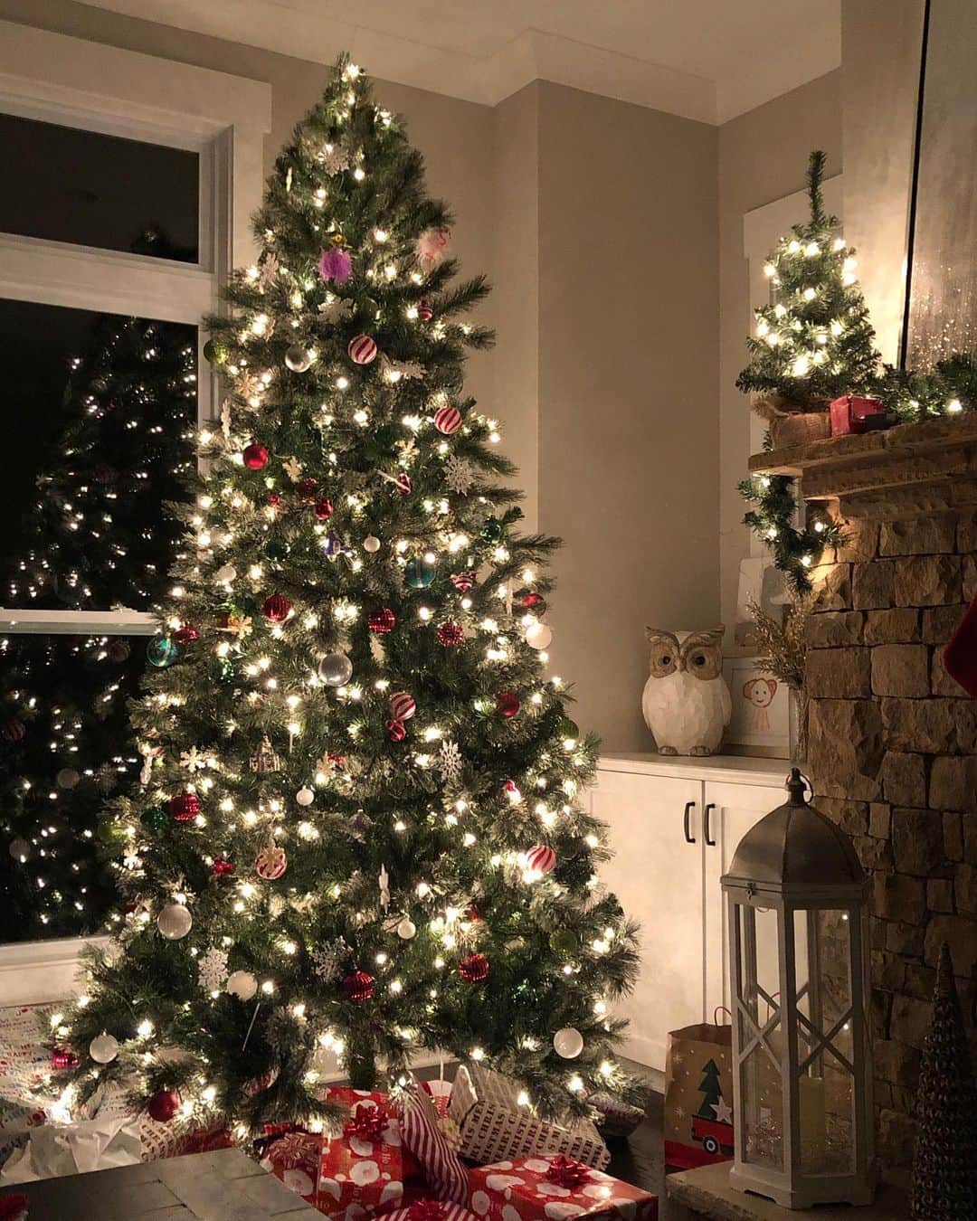 Angie Keiserのインスタグラム：「Living away from one side of the family or the other, has always meant holiday travel for us. We’ve been making the OH <-> GA trek since Sydney was 9 months old, so this was year 10 for that too. We’ve traveled before Christmas, after Christmas, and even on both Christmas Eve and Christmas Day. But never ever, have we taken care of ALL family visits and obligations before Christmas Day. Until this year. We spent all of last week in Ohio, drove back Sunday, had an extended family Christmas on Monday, and celebrated Sydney’s birthday yesterday. Today, we woke up in our own beds, with no schedule for the day. And it was quite possibly the best gift of all. Wishing you all the very happiest merriest 🎄 and solidarity to those in the holiday traveling trenches 👊🏼❤️」