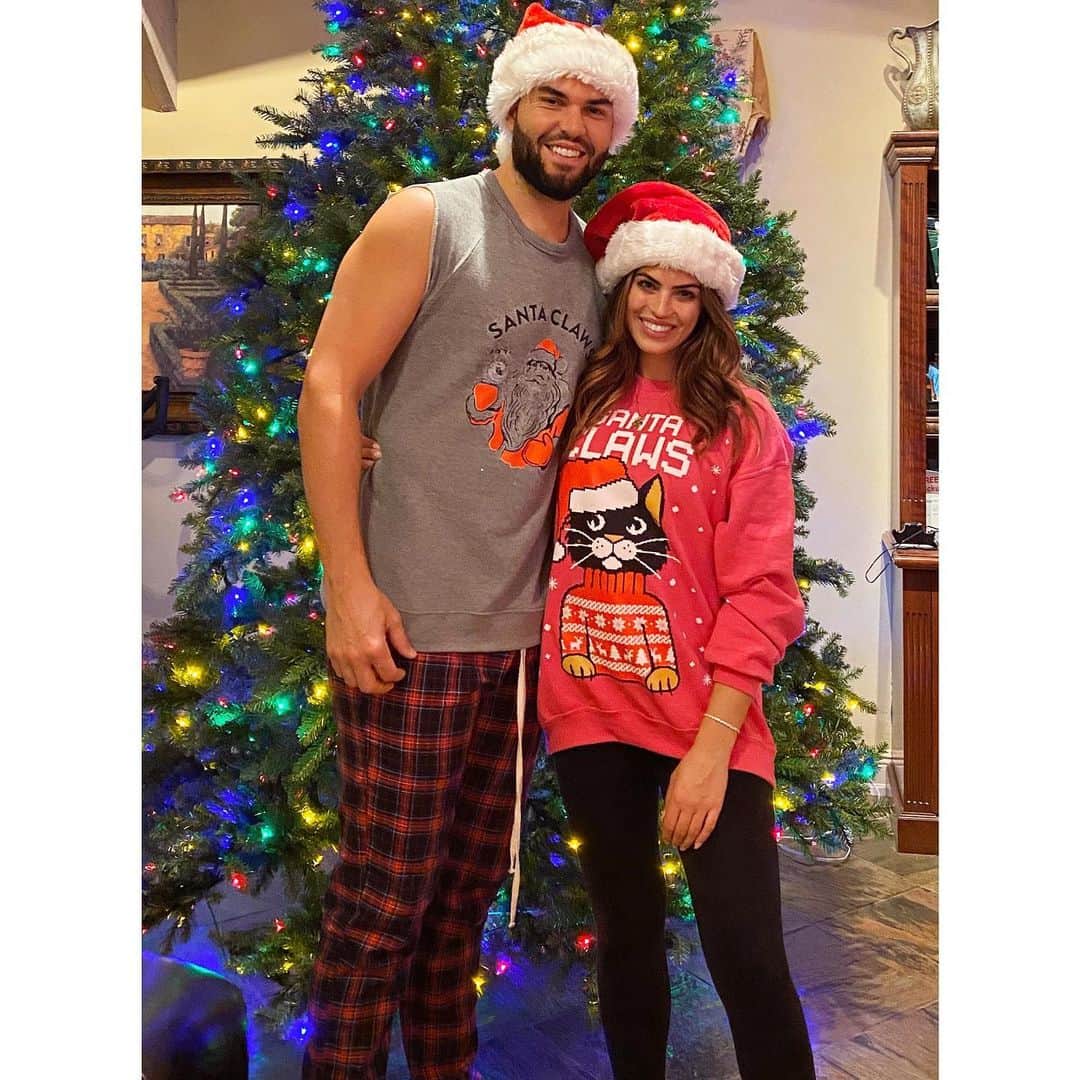 エリック・ホズマーのインスタグラム：「Merry Christmas! 🎄🎁」