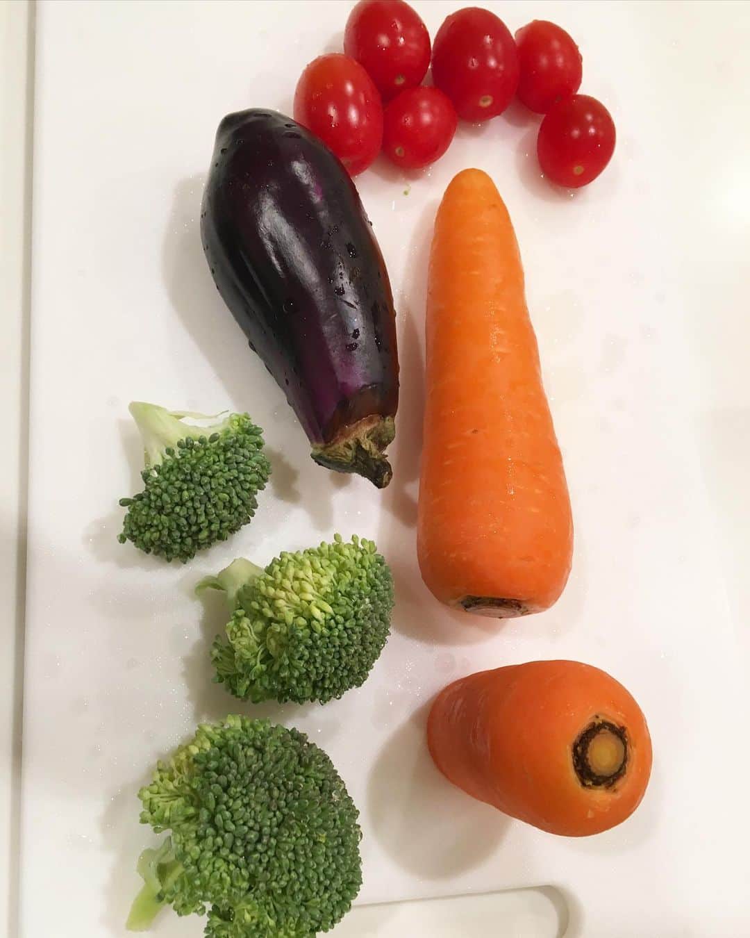 千眼美子さんのインスタグラム写真 - (千眼美子Instagram)「・ 芸術やなぁ。 種は未来設計図。 実は個性と努力。 いつぞやの野菜。 #🍆 #🍅 #🥕 #🥦 #野菜」12月26日 10時34分 - yoshiko_sengen