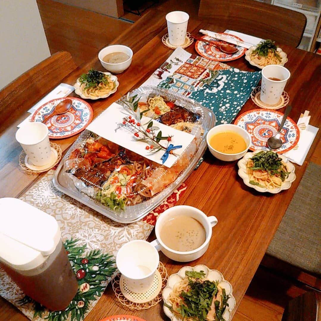 赤谷奈緒子のインスタグラム：「merry christmas🎄🎄🎅💕 里帰りのおかげで珍しく家族と過ごせたクリスマス🧡幸せですね💓 . . #お姉もよっちゃんもありがとう😊 #christmas #xmas #メリークリスマス  #今年も残り後すこし☺️」
