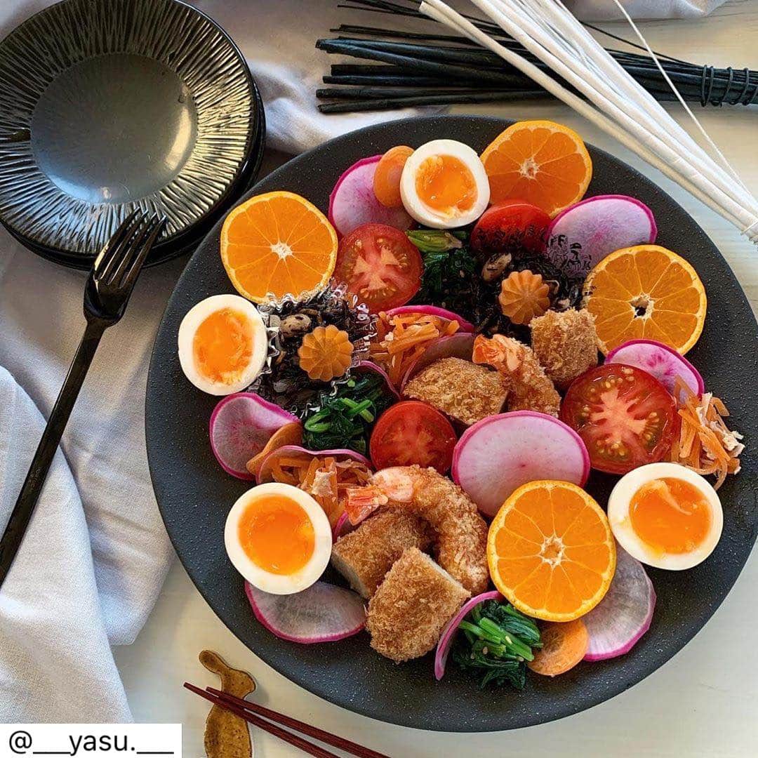 らでぃっしゅぼーやさんのインスタグラム写真 - (らでぃっしゅぼーやInstagram)「@___yasu.___ 様  らでぃっしゅぼーやの食材を使った投稿をご紹介致します。  お野菜沢山のワンプレートにして頂きました！ 黒のお皿に色とりどりの食材が映えますね♪  素敵にお料理していただきありがとうございます。 ・ ・ ・  ﾟ･*:.｡. .｡.:*･゜ﾟ･*:.｡. .｡.:*･゜ﾟ･*:.｡. .｡.:*･゜ プレート全体にアレコレのっけてワンプレート😋 @radishboya1988 様に頂いた野菜（pic3〜4枚目）を使って作りました♪ 新鮮で美味しい野菜がたっぷり！ 野菜が沢山あるとワンプレートを作りたくなる（笑） おにぎりも作ったのにまた一緒に撮るの忘れたやん。。。😂🍙 ・ 献立🍴 ⚫︎コロッケと海老フライ🍤 ⚫︎煮卵 ⚫︎ほうれん草のおひたし ⚫︎ツナと人参の和え物🥕 ⚫︎国産具材のお惣菜（ひじき煮） ⚫︎トマト🍅 ⚫︎おにぎり🍙 ⚫︎みかん🍊 ＊＊＊ #おうちごはん #らでぃっしゅぼーや #おかず #クッキングラム #フーディーテーブル  #おうちカフェ #うちごはん #ワンプレート #豊かな食卓 #タベリー  #おうちごはんLover」12月26日 10時59分 - radishboya1988