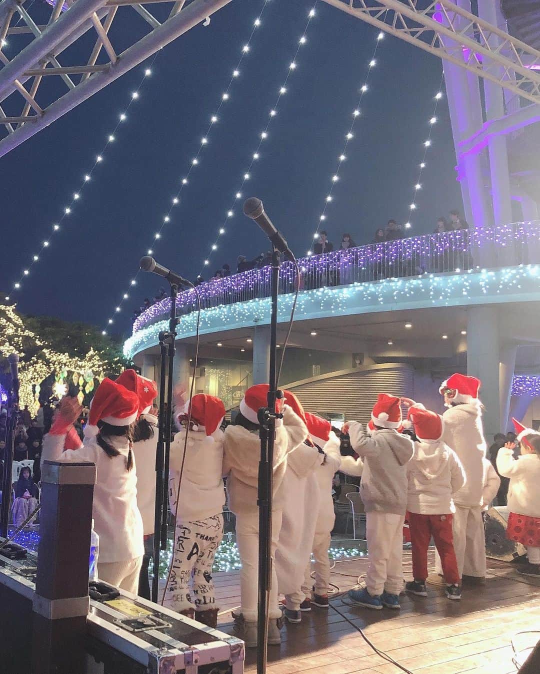 斉藤ひかりさんのインスタグラム写真 - (斉藤ひかりInstagram)「江ノ島シーキャンドル クリスマススペシャルライブ✨ 無事に終わりました〜😊 寒い中、イルミネーションの点灯を待ち望む人たちでライブステージ前はたくさんの人で賑わっていましたよ〜🎵 多くの方にライブを聴いていただけて嬉しかったです☺️ 子どもたちと一緒に歌ったクリスマスソングも本当に楽しかった❤️ クリスマスにステージに立たせていただけただなんて幸せ者…(＞＜)🎄✨ 本当にありがとうございました！  #クリスマス #江ノ島シーキャンドル #湘南の宝石 #スペシャルライブ #イベント #イルミネーション　#点灯式 #子どもたちと #一緒に歌う #クリスマスソング」12月26日 10時51分 - hikarisaito1027