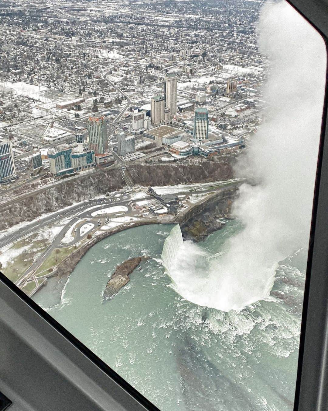 Manamiさんのインスタグラム写真 - (ManamiInstagram)「🚁 Niagara Helicopters 上からナイアガラ🤩✨ 1番楽しみにしていたやつー‼️‼️😍 最高でした🥺🙌🏼✨✨✨ ㅤ #ExploreNiagara #ExploreCanada #DiscoverON #カナダ観光局 #pr」12月26日 11時03分 - manashika
