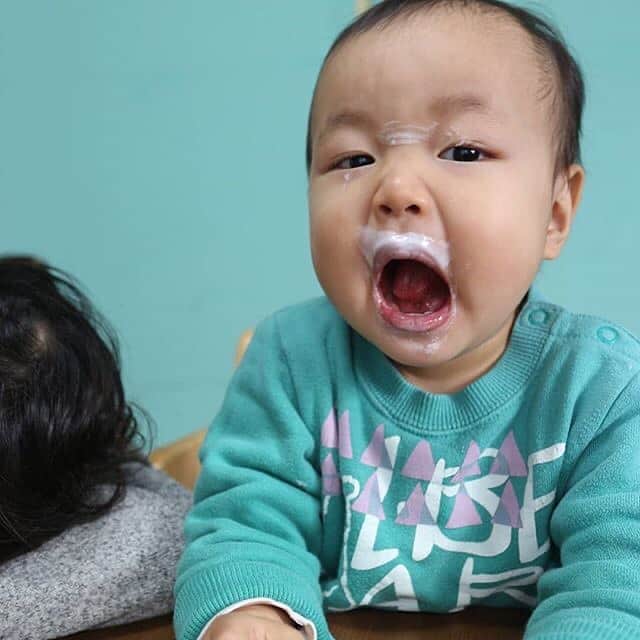 森永乳業#親ばかグランプリ【公式】のインスタグラム：「🍼今週の#チュウチュウごくごく選手権 🥤﻿ ﻿ －－－－－－－－－－－－－－－－－－﻿ @json115﻿ 毎朝、ヨーグルトひげ🤗﻿ －－－－－－－－－－－－－－－－－－﻿ ﻿ 口ひげどころか目の間にまで～😂﻿ ヨーグルトのがぶ飲みっぷりとご満悦な表情、花丸です👏🏻⭐﻿ ﻿ みなさまも、「#チュウチュウごくごく選手権 」と「#おでかけ代表」または「#おうち代表」を付けてご参加ください🎵﻿ 詳しくは、プロフィールのリンクをCHECK😉﻿ @morinaga_chuchu_gokugokucp﻿ ﻿ ※リグラム掲載による商品当選との関係はございませんので、予めご了承ください。﻿ ﻿ #森永乳業 #チュウチュウごくごく選手権 #おでかけ代表 #おうち代表 #キャンペーン﻿ #子ども #子供 #こどものいる暮らし﻿ #はぐくみ #やさいジュレ #うるジュレ #こどミル」