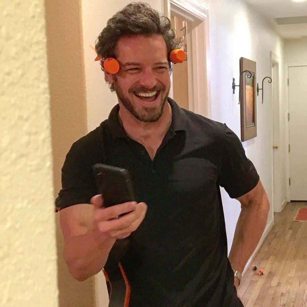 イアン・ボーエンのインスタグラム：「This is how I’ll remember Christmas 2019. Holding Nic’s bow darts behind my ears waiting to sling the next one.」