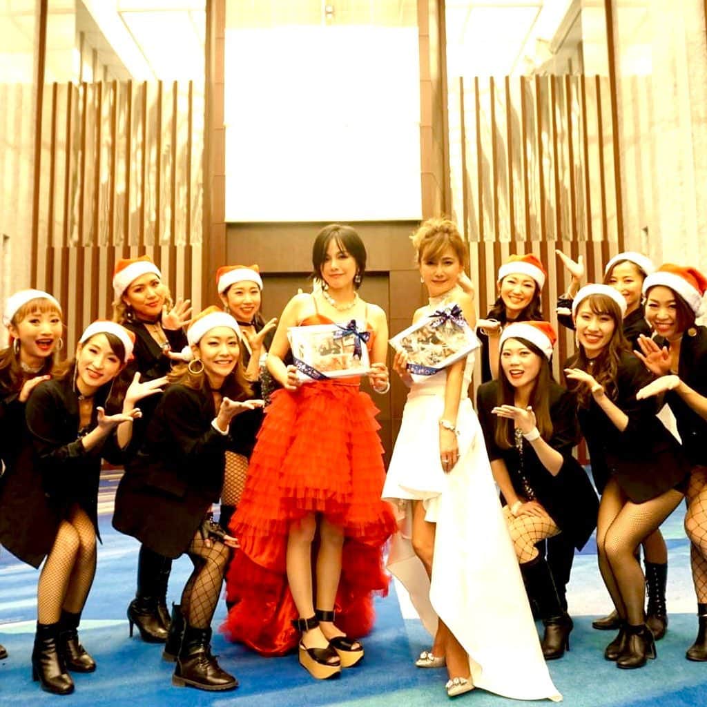 相川七瀬さんのインスタグラム写真 - (相川七瀬Instagram)「昨日はプリンスパークタワーにてクリスマスディナーショーでした🎄🍾 あゆみさんとダンサーの皆様と😊ありがとうございました🎁🎤」12月26日 11時14分 - nanasecat