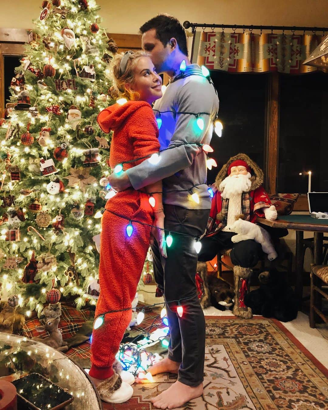 タラ・リピンスキーのインスタグラム：「Tangled up with my favorite person. ❤️ @toddkap Merry Christmas from TNT🎄 #merrychristmas #christmaslove」