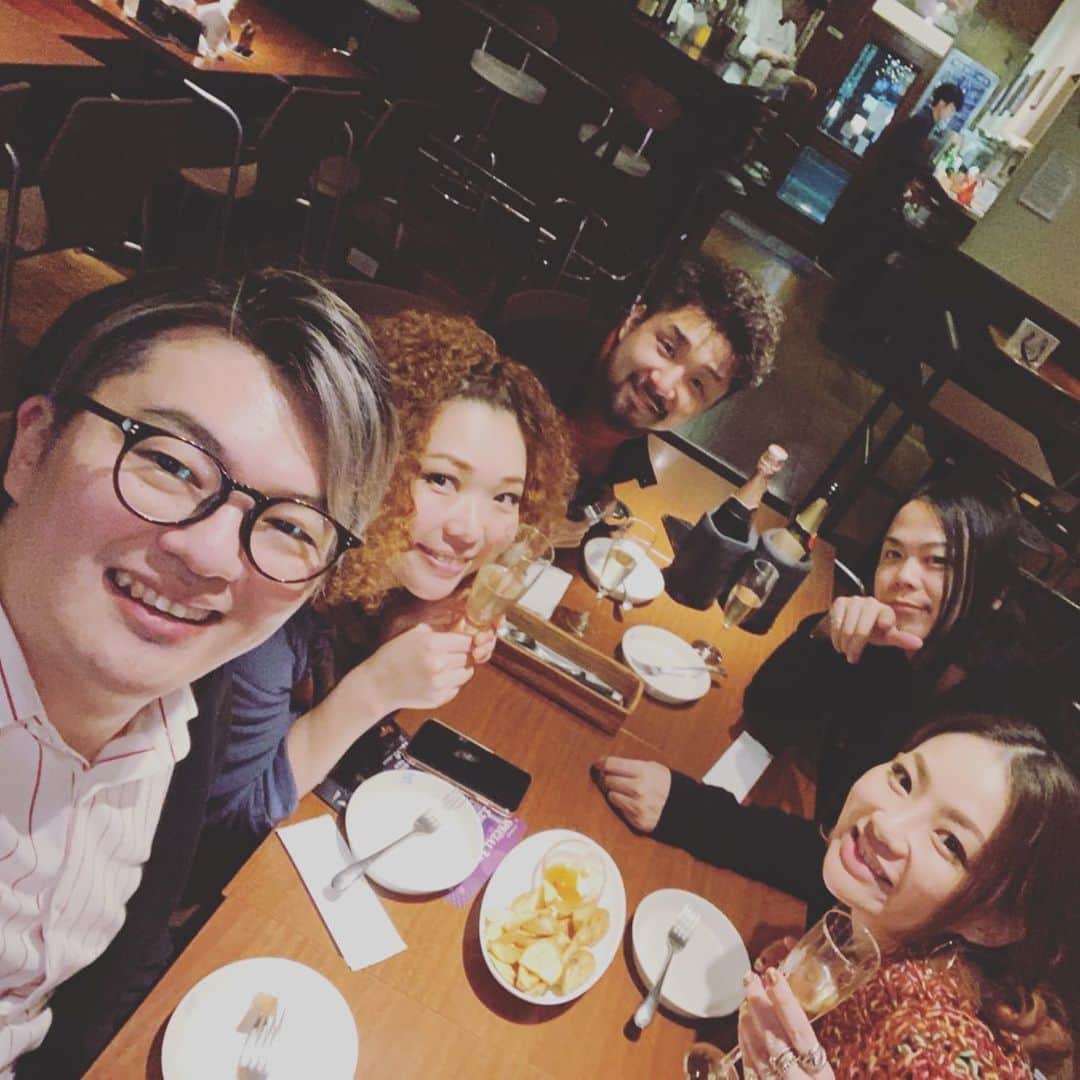 宮本美季のインスタグラム：「ためーず。 2019年歌いおさめのライブでした❤️1983年生まれの君たち、最高だぞ。 そして一緒に笑ってくれたみんな、ありがとう❤️今年もありがとー！！ #ためーず #中目黒楽屋 #歌いおさめ #ありがとう」