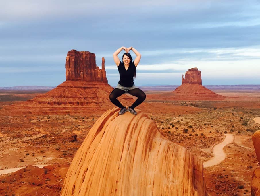 菊池沙都のインスタグラム：「また行きたい！📸2017.3.12 #monumentvalley#モニュメントバレー #memories#tbt #instagood #travel#landscape#view #思い出グラム#旅スタグラム #旅行好き#旅#旅行#旅記録#絶景#世界の絶景  #アメリカ旅行#アメリカ留学#🇺🇸 #写真見て浸って航空券とホテル調べて妄想旅✈️」