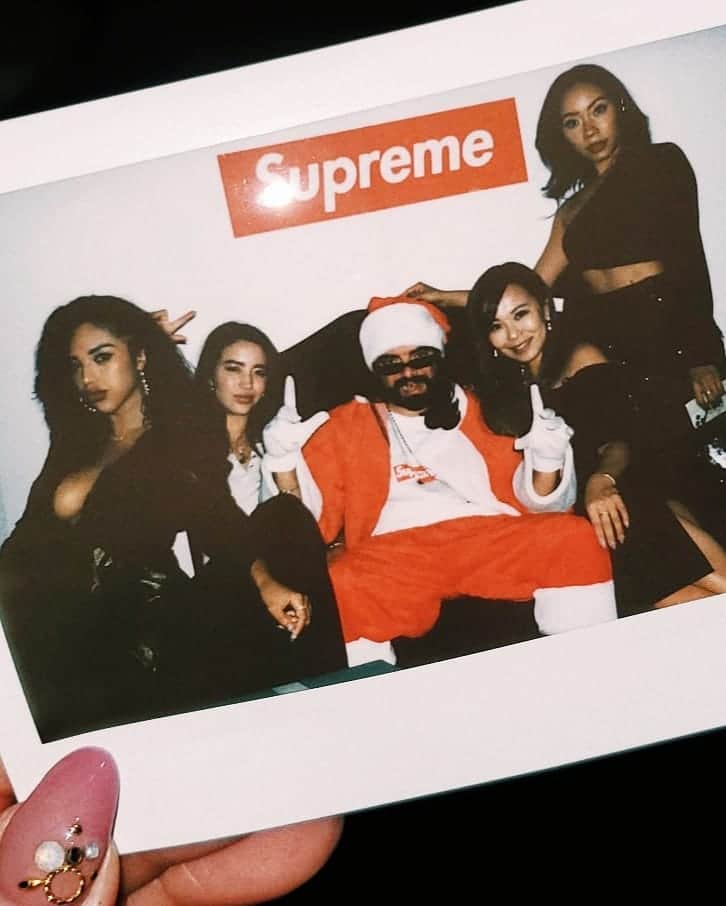 ユリサのインスタグラム：「こんなサンタは嫌だ🎅lol いつもストーリーで質問募集してもチョットしか答えられなくてごめんね🙏24時間で消えちゃうから踊ってて気がついたら消えてたりする💃 ここのコメントでくれたら絶対返すよ♥ #supreme  #holiday #party」