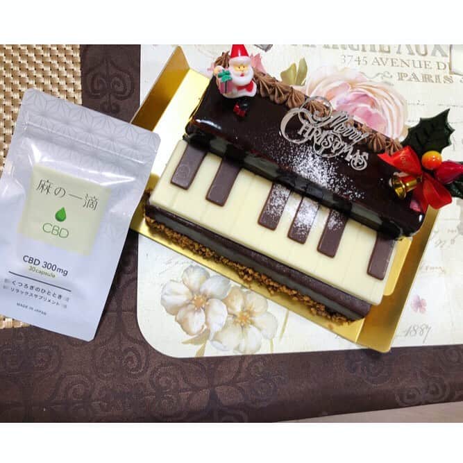 世手子さんのインスタグラム写真 - (世手子Instagram)「Grandpa came(*'▽'*) I ate a piano cake because it was Christmas soon(=^ェ^=) Relax time with cbd oil🌨🎅🏼🎄🍗 Everyone,Thank you for making comments( ･ㅂ･)و ̑̑ https://natulo.jp/  絶賛育児頑張ってるょ(^_^)v #麻の一滴CBD のんでリラックスタイム(´∀｀) 今年は #妊娠糖尿病 で甘い物食べれなかったからやっと #チョコレートケーキ 食べたょ✌︎('ω')✌︎ 幸せっっ一足早い #クリスマスケーキ 息子に会いにおじいちゃんが来たょ(＾ｰ^) 我が子とのはじめてのクリスマスは #NatuLo で過ごす #麻の一滴 で癒されてるよ٩(^‿^)۶ 今なら #ナチュロ 年末年始セールで全品1000円オフ！最大3000円オフ！ 「麻の一滴CBD」で検索して公式ショップで購入可能なので是非みてねーo(^▽^)o #PR #CBD #cbdオイル #cbdoil #cbdlife #cbdmovement  #赤ちゃんのいる生活 #赤ちゃんのいる暮らし #赤ちゃん写真 #赤ちゃんコーデ #赤ちゃんコーディネート  #ベビー服 #ベビー用品 #ベビーファッション」12月26日 11時41分 - rojide
