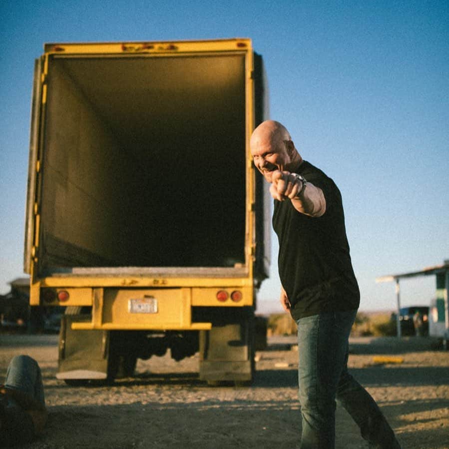ストーン・コールド・スティーブ・オースチンのインスタグラム：「Until the next ass whooping... I’ll catch you down the road.  Between takes on @badbunnypr video. Good time.  Merry Christmas!」