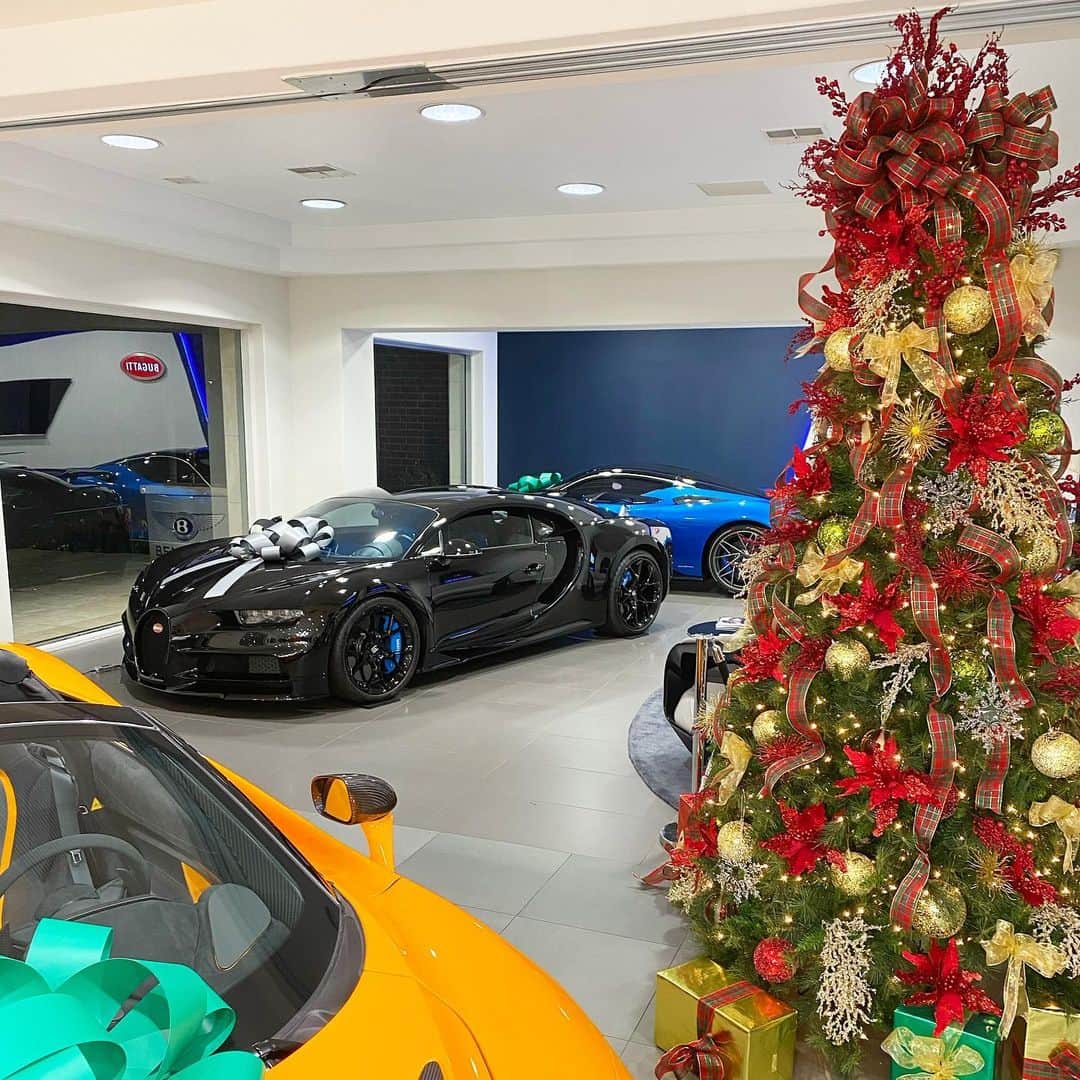 Dirk A. Productionsさんのインスタグラム写真 - (Dirk A. ProductionsInstagram)「Merry Christmas everyone!🎄🎁 What car do you wish was next to your Christmas tree?」12月26日 11時45分 - supercarfocusdotcom