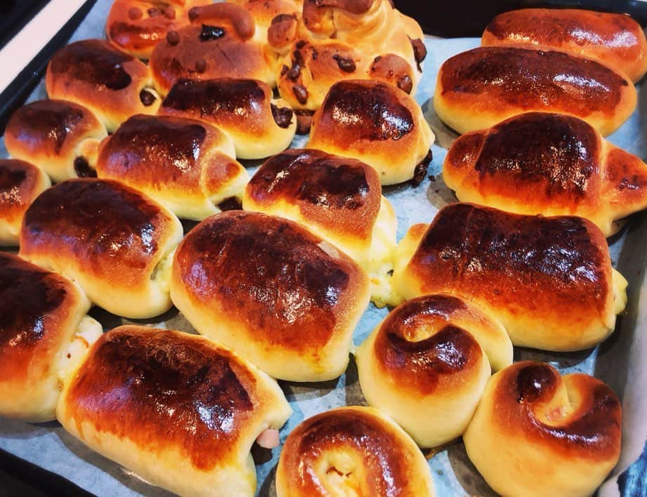 森本さやかさんのインスタグラム写真 - (森本さやかInstagram)「#焼きたてパン  #手作りパン  #おひるごはん  子供達が作ったパンもそれぞれ美味しそう(๑˃̵ᴗ˂̵)♡♡ 男の子と女の子じゃ全然違う作品👦🏻👧🏻 #homebakery  #cookingram  #chocolatebread #baconbread  #チョコパン #ベーコンマヨパン」12月26日 11時46分 - sayakamorimoto1011