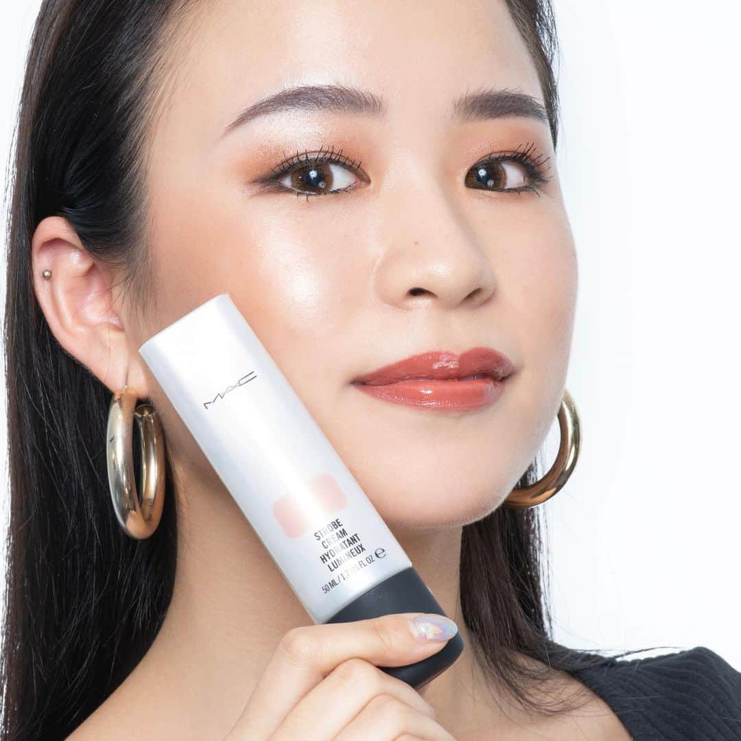 M∙A∙C Cosmetics Japanのインスタグラム：「ㅤ M･A･Cアーティストが本気で気に入っているアイテムをご紹介！ ｼﾞｪｲｱｰﾙ名古屋ﾀｶｼﾏﾔ MAMI ISHIBASHIは 肌にいきいきとした輝きと明るい透明感を与えるクリーム [ストロボクリーム ピンクライト]をイチオシ！ 年末の疲れでぼんやりした肌にツヤと輝きを✨ ㅤ ↓↓製品↓↓ [ストロボクリーム]ピンクライト ㅤ MAKEUP AND MODEL M･A･C ARTIST MAMI ISHIBASHI @mac.artist.jtk PHOTO: @takaki_iwata ㅤ ㅤ ㅤ ㅤ ㅤ #MACCosmeticsJapan #MACコスメ #MACCosmetics #コスメ #メイク #ストロボクリーム #ベースメイク #下地 #化粧下地 #ツヤ #つや肌 #ツヤ肌 #くすみ #保湿 #メイク用品 #冬コスメ #コスメマニア #優秀コスメ #パケ買いコスメ #オススメ #オススメコスメ #コスメ紹介 #basemakeup #makeup #beauty #cosmetics #macstrobecream」