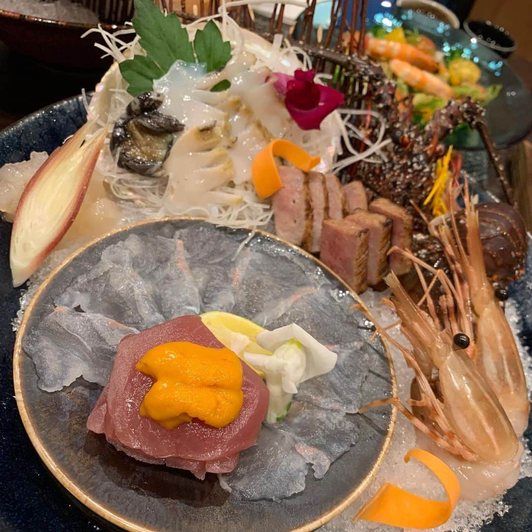 近本光司さんのインスタグラム写真 - (近本光司Instagram)「家族旅行のご飯もあげますね😋 とりあえず伊勢海老めっちゃ食べました🦞わら  締めの自作うどんはさっぱりしたもので🍴  #家族旅行 #クリスマス #近本光司  #近本photo  #伊勢海老 #浜焼き #一番美味しい #近本cook ←NEW‼️わら」12月26日 11時52分 - koji_speed5