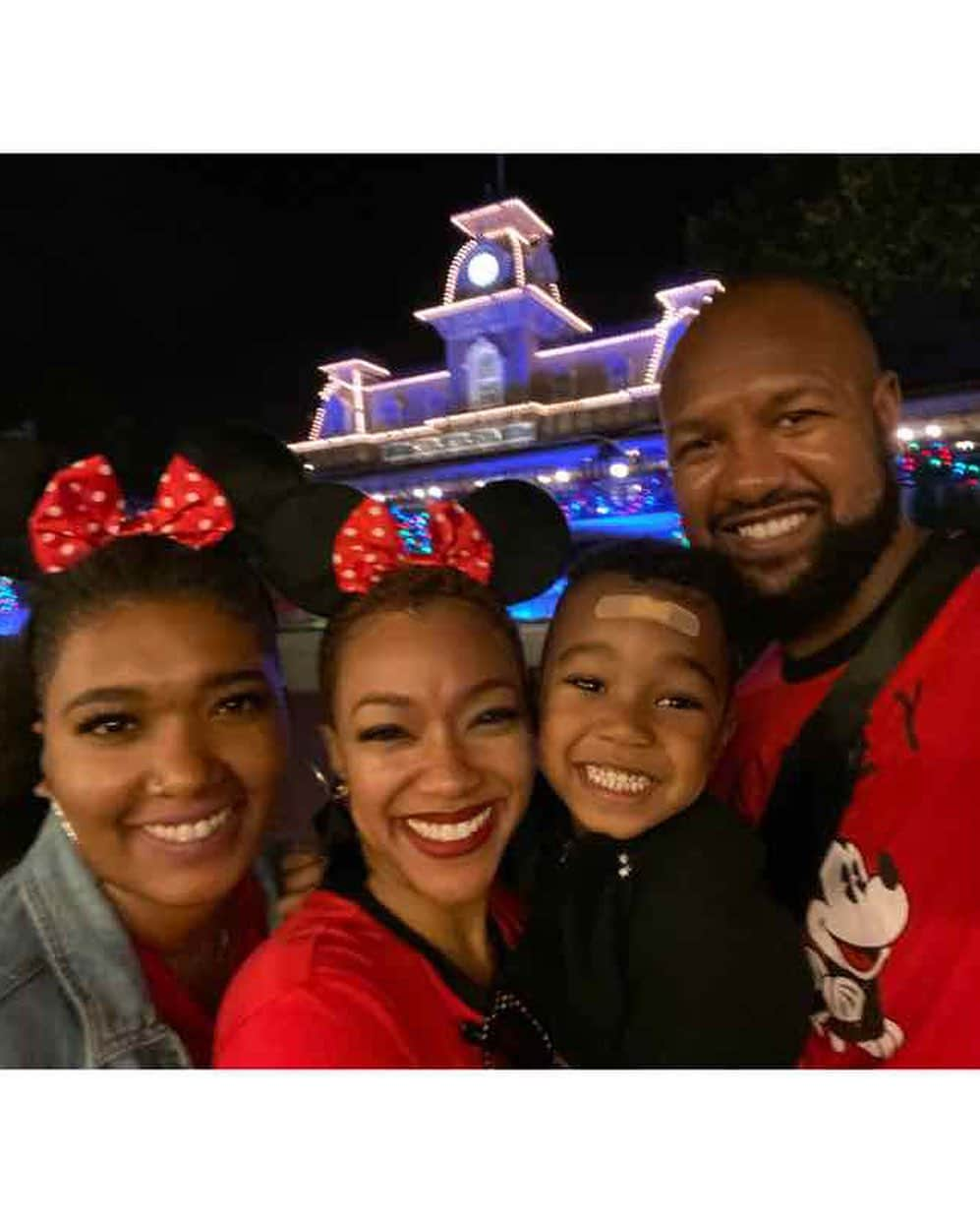 ソネクア・マーティン＝グリーンさんのインスタグラム写真 - (ソネクア・マーティン＝グリーンInstagram)「Christmas + Family + Disney World = YESSS! ♥️ What a beautiful day packed with love, laughter, delight, and 70,000+ other people, haha. Who knew it was their busiest day of the year? We didn’t, haha! We had so much fun, and we were so blessed to have it. We hope you had a wonderful holiday too! #christmastime #merrychristmas #happybirthdayyeshua」12月26日 12時08分 - therealsonequa