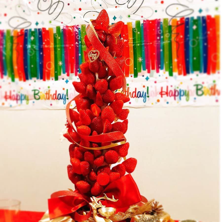 里井真由美さんのインスタグラム写真 - (里井真由美Instagram)「🎄🍓いちごタワー作りました〜🍓🗼❗️高さ53cm🍓‼️ ・ ・ クリスマスホムパでしたが、サプライズのお誕生日だったので、トップ画像の背景はハッピーバースデー♡ ・ ・ 使った苺は全国から5種‼️ 🍓博多あまおう、とちおとめ、紅ほっぺ、やよいひめ、 ・ ・ そして特に4枚め)‼️ タワーの上から2段目に断面画像があるのですが、真っ赤❗️ 🔻 🔻 岡山産の新品種「晴苺」が甘く赤くておいしいです♪ ・ ・ 5種のいちごを6パックほど。 楽しんで作りましたが、色々大変。😆❤️笑 ・ ・ プロのシェフ達はほんとスゴイと改めて感じます〜🍓✨ ・ ・ @chisakohasegawa 千佐子さんの手料理やサプライズお誕生日お祝いはwebに改めて書きますね♡ ✨✨ ・ ・ いちご仕入🍓にお力添え下さったオーワダさん。感謝♡ ・ ・ #ホムパ#いちごタワー#いちごツリー#博多あまおう#岡山晴苺#やよいひめ#べにほっぺ #とちおとめ #いちご#いちご🍓#苺#いちごショートケーキ#クリスマス #チョコレート#栗#里井真由美#1級フードアナリスト里井真由美#さといいね#ありが糖運動#まゆログ#誕生日#誕生日サプライズ#誕生日プレゼント」12月26日 12時09分 - mayumi.satoi
