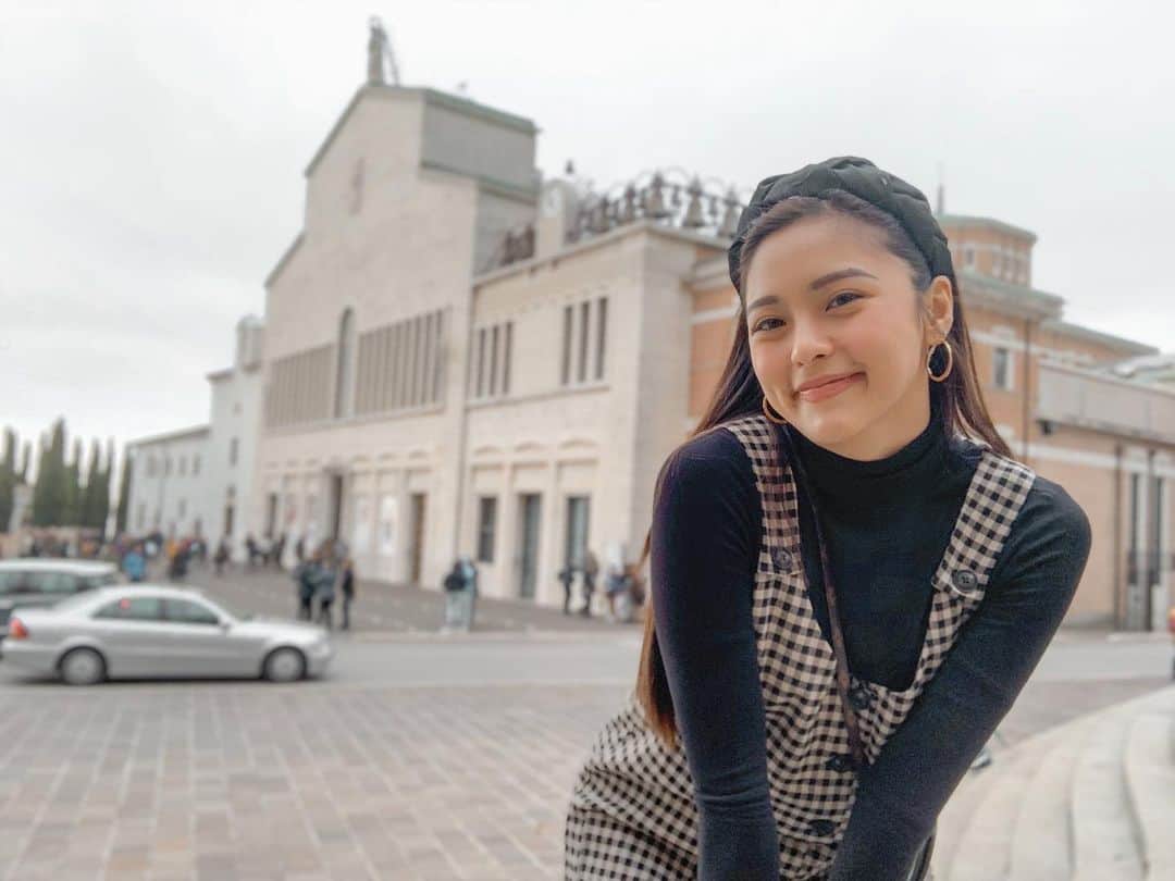 Kim Chiuさんのインスタグラム写真 - (Kim ChiuInstagram)「“God will always give us more than we deserve.”- padre pio 🙏🏻. . As a devotee of st pio it is a dream come true for me to visit san giovanni rotondo where his body is still preserved. What a surreal experience! Watch my new video now up on my channel as I take you on a mini tour and shared my experience!🙏🏻🙏🏻🙏🏻 full video on kim chiu ph youtube channel or link on my bio ☝🏻😁 thank you!!!♥️ hello kuya @monuevo thanks sa pagsama sakin!😁 #padrepio」12月26日 12時01分 - chinitaprincess
