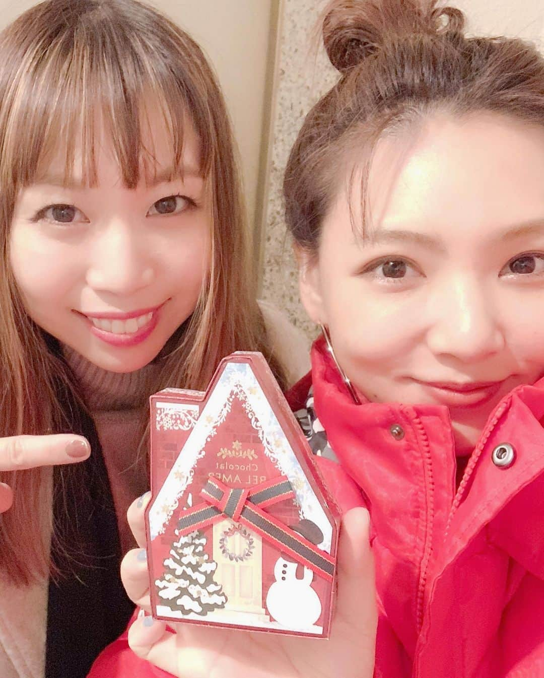 野呂佳代さんのインスタグラム写真 - (野呂佳代Instagram)「楽しいことをクリスマスにやってましたよ❤️報告お楽しみに！ひろみちゃんがメリークリスマスってくれたチョコ🍫❤️嬉しい（swipeしてね） ここからあっという間に皆さん大晦日、お正月に向けて🎍ですね！！ くたくただったため、、、ノンアルビールとウーロン茶で🍻 子供👶 #乾杯  #たのしい時間」12月26日 12時05分 - norokayotokyo