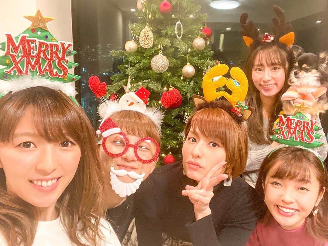 林弓束さんのインスタグラム写真 - (林弓束Instagram)「昨日クリスマスは毎年おなじみのメンバーと我が家でクリスマスパーティーしました🎉🥳❤️ クリスマスは大好きな人たちとワイワイがいいね🎅❤️ みんなでM1をまた観ました笑 笑うところが人それぞれ違ったりして面白いね！！！笑 あー楽しかった❤️🎄✨ . . . #クリスマスパーティー #クリスマス」12月26日 12時16分 - hayashiyuzuka