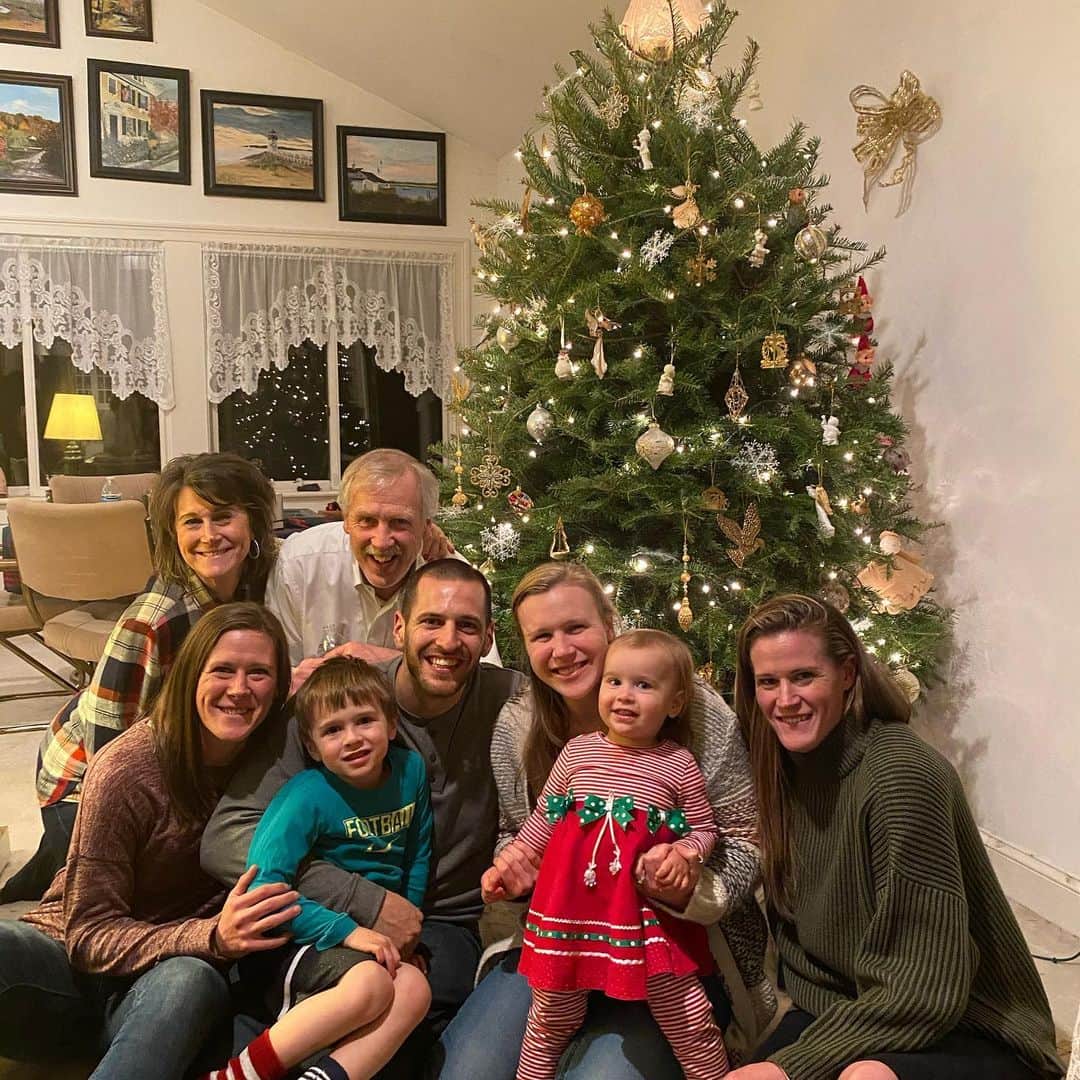 アリッサ・ナアーのインスタグラム：「Merry Christmas from my family to yours! 🎄」